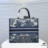 Large Size with Silk Scarf 🔥 Embroidered Edge ➔ Dior New Arrival Shopping Tote! Counter Version Updated Synchronously! Limited Edition Worn by Celebrities! Extremely Stylish! Premium Imported Fabric, High-End Quality! Indistinguishable from Counter Purchase! Extra-Large Capacity, Ideal for Outings!