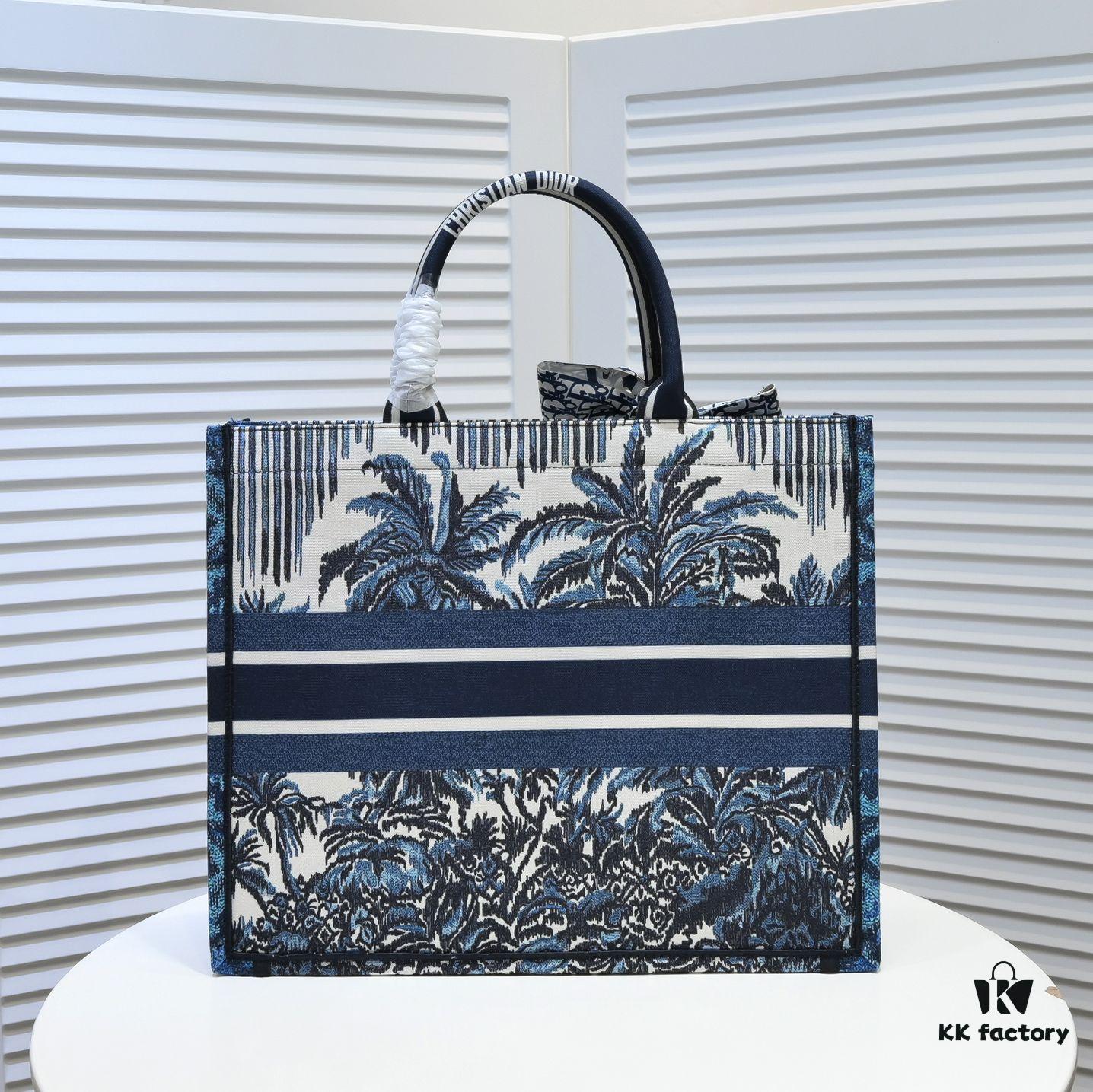 Large Size with Silk Scarf 🔥 Embroidered Edge ➔ Dior New Arrival Shopping Tote! Counter Version Updated Synchronously! Limited Edition Worn by Celebrities! Extremely Stylish! Premium Imported Fabric, High-End Quality! Indistinguishable from Counter Purchase! Extra-Large Capacity, Ideal for Outings!