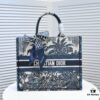 Large Size with Silk Scarf 🔥 Embroidered Edge ➔ Dior New Arrival Shopping Tote! Counter Version Updated Synchronously! Limited Edition Worn by Celebrities! Extremely Stylish! Premium Imported Fabric, High-End Quality! Indistinguishable from Counter Purchase! Extra-Large Capacity, Ideal for Outings!