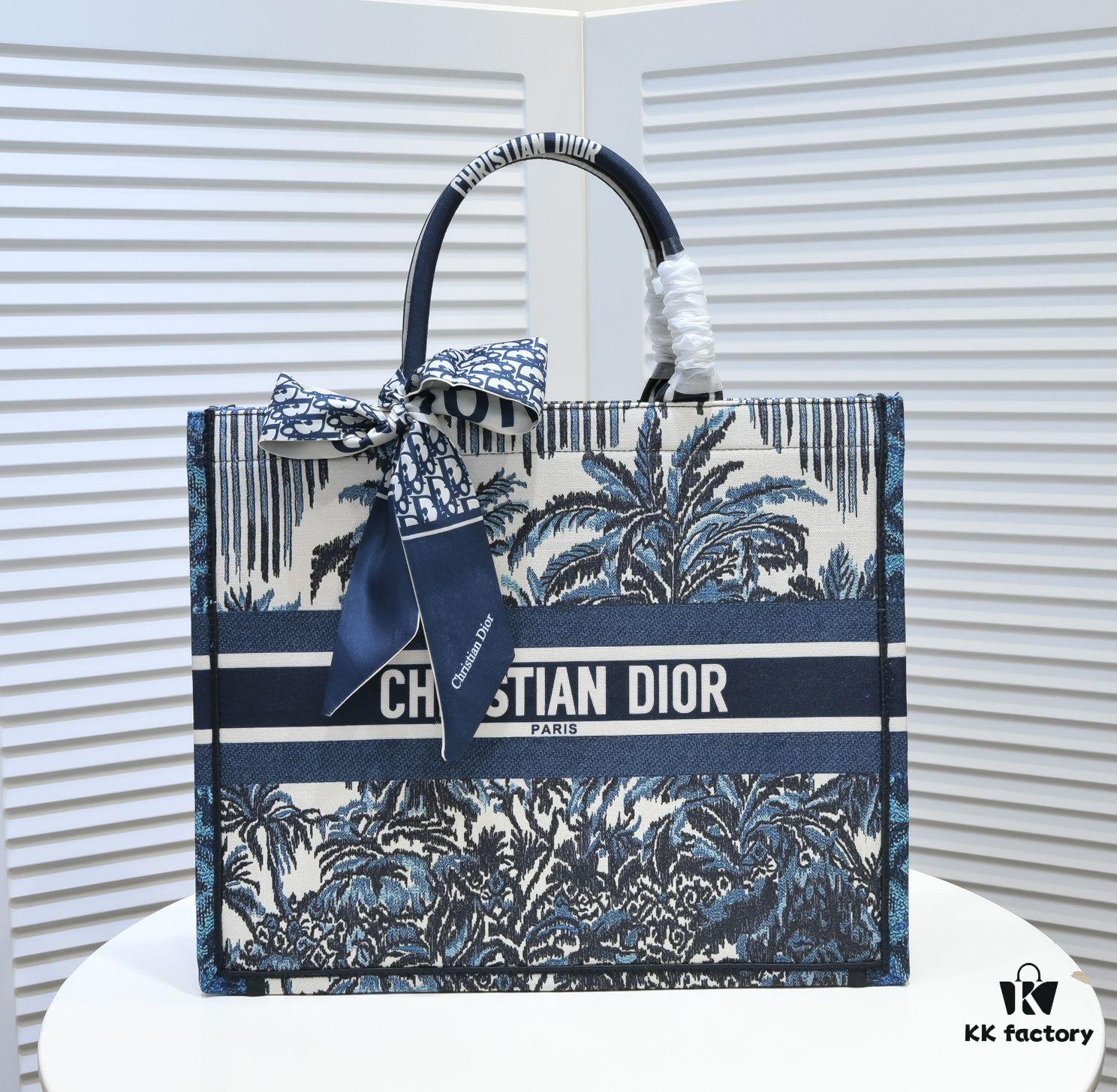 Large Size with Silk Scarf 🔥 Embroidered Edge ➔ Dior New Arrival Shopping Tote! Counter Version Updated Synchronously! Limited Edition Worn by Celebrities! Extremely Stylish! Premium Imported Fabric, High-End Quality! Indistinguishable from Counter Purchase! Extra-Large Capacity, Ideal for Outings!