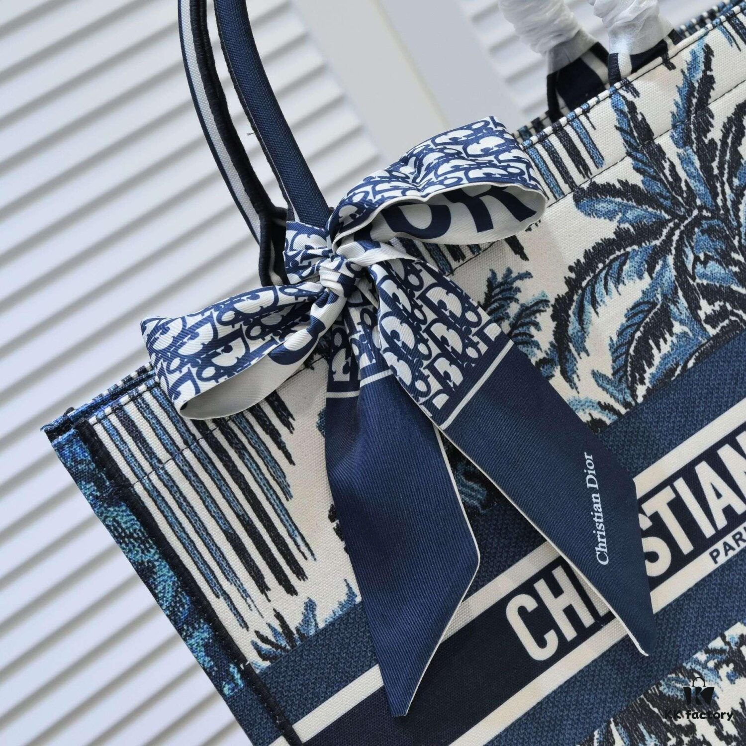 Large Size with Silk Scarf 🔥 Embroidered Edge ➔ Dior New Arrival Shopping Tote! Counter Version Updated Synchronously! Limited Edition Worn by Celebrities! Extremely Stylish! Premium Imported Fabric, High-End Quality! Indistinguishable from Counter Purchase! Extra-Large Capacity, Ideal for Outings!