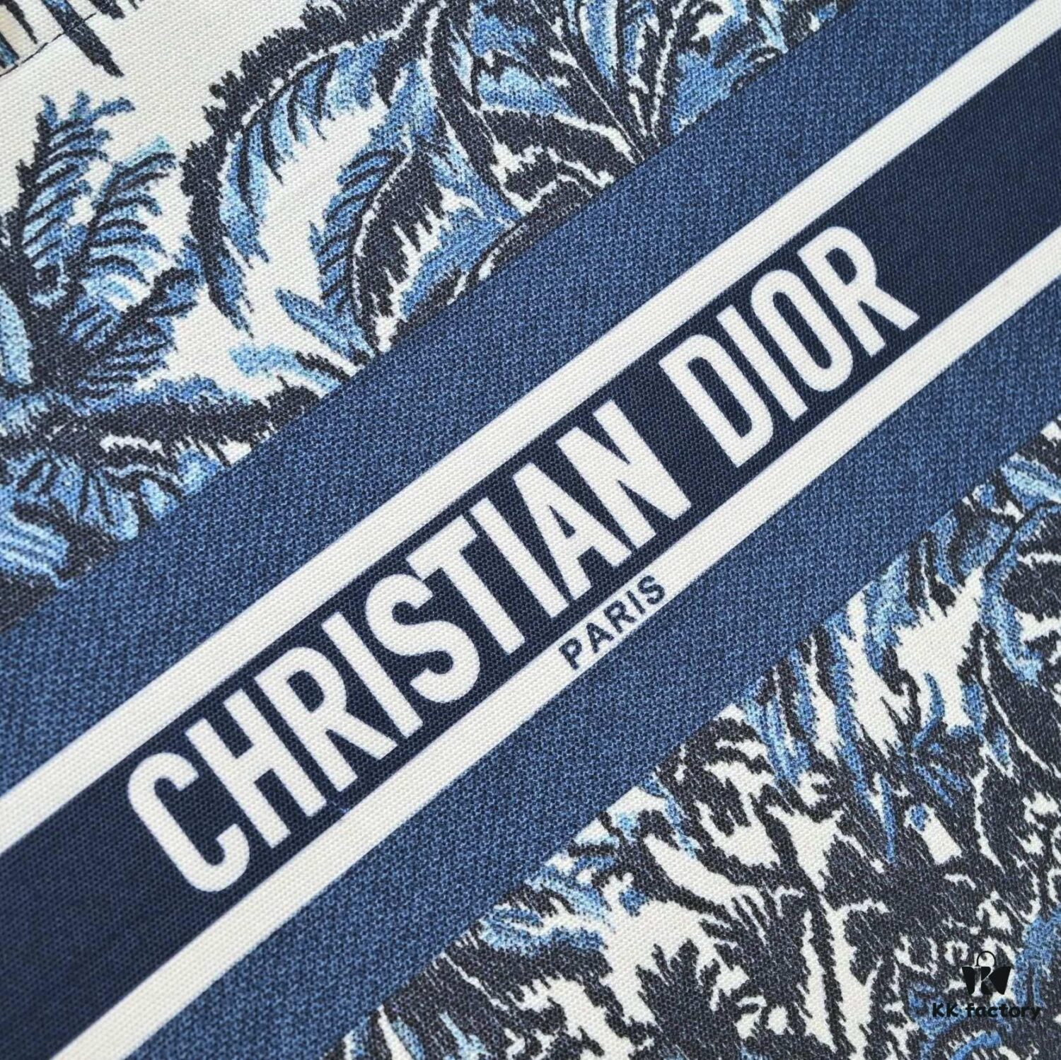 Large Size with Silk Scarf 🔥 Embroidered Edge ➔ Dior New Arrival Shopping Tote! Counter Version Updated Synchronously! Limited Edition Worn by Celebrities! Extremely Stylish! Premium Imported Fabric, High-End Quality! Indistinguishable from Counter Purchase! Extra-Large Capacity, Ideal for Outings!