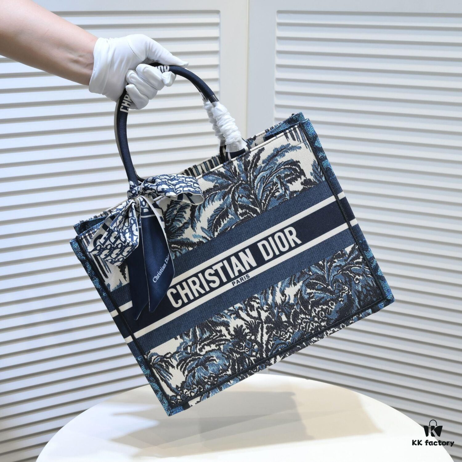 Dior Small Shopping Bag with Silk Scarf, Edged Design - New Arrival from Dior Counter, Limited Edition, Celebrity Style