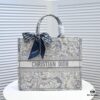 Large Size 🔥 Embroidered Edge Dior New Arrival Boutique Shopping Bag! Boutique Synchronized Update! Limited Edition Celebrity Style! Extremely Stylish! Imported Fabric 👍 High-End Quality! Seamlessly Matches Boutique Version, No Worries at All! Extra-Large Capacity, Perfect Choice for Outings 👍