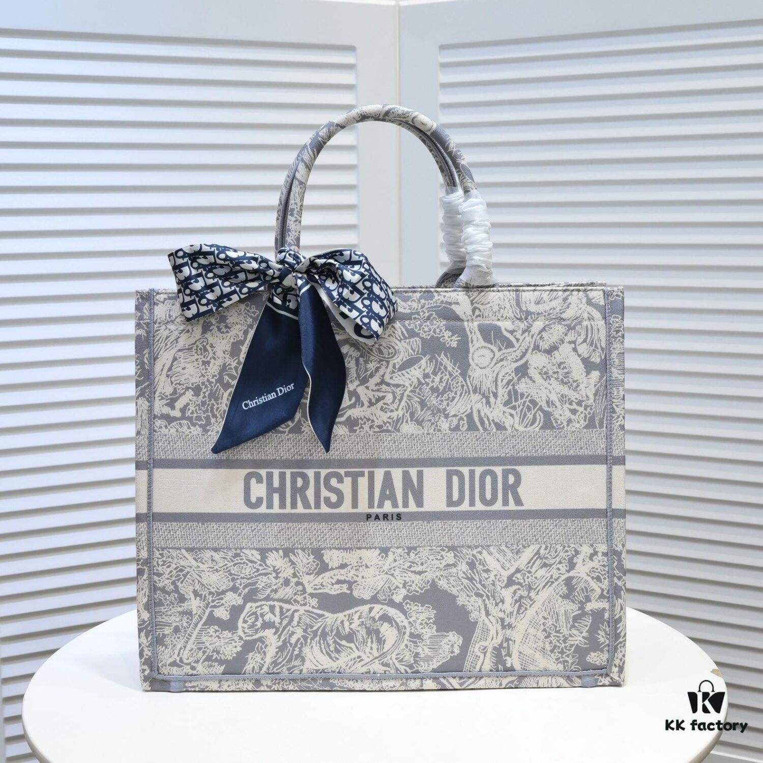 Large Size 🔥 Embroidered Edge Dior New Arrival Boutique Shopping Bag! Boutique Synchronized Update! Limited Edition Celebrity Style! Extremely Stylish! Imported Fabric 👍 High-End Quality! Seamlessly Matches Boutique Version, No Worries at All! Extra-Large Capacity, Perfect Choice for Outings 👍