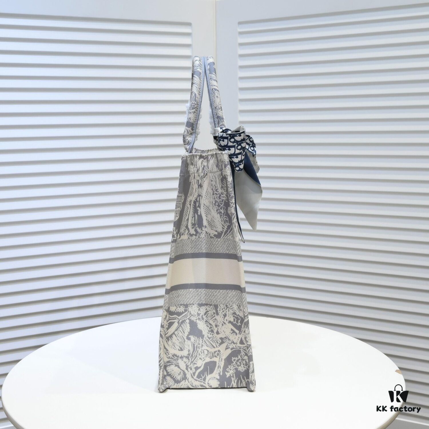 Large Size 🔥 Embroidered Edge Dior New Arrival Boutique Shopping Bag! Boutique Synchronized Update! Limited Edition Celebrity Style! Extremely Stylish! Imported Fabric 👍 High-End Quality! Seamlessly Matches Boutique Version, No Worries at All! Extra-Large Capacity, Perfect Choice for Outings 👍