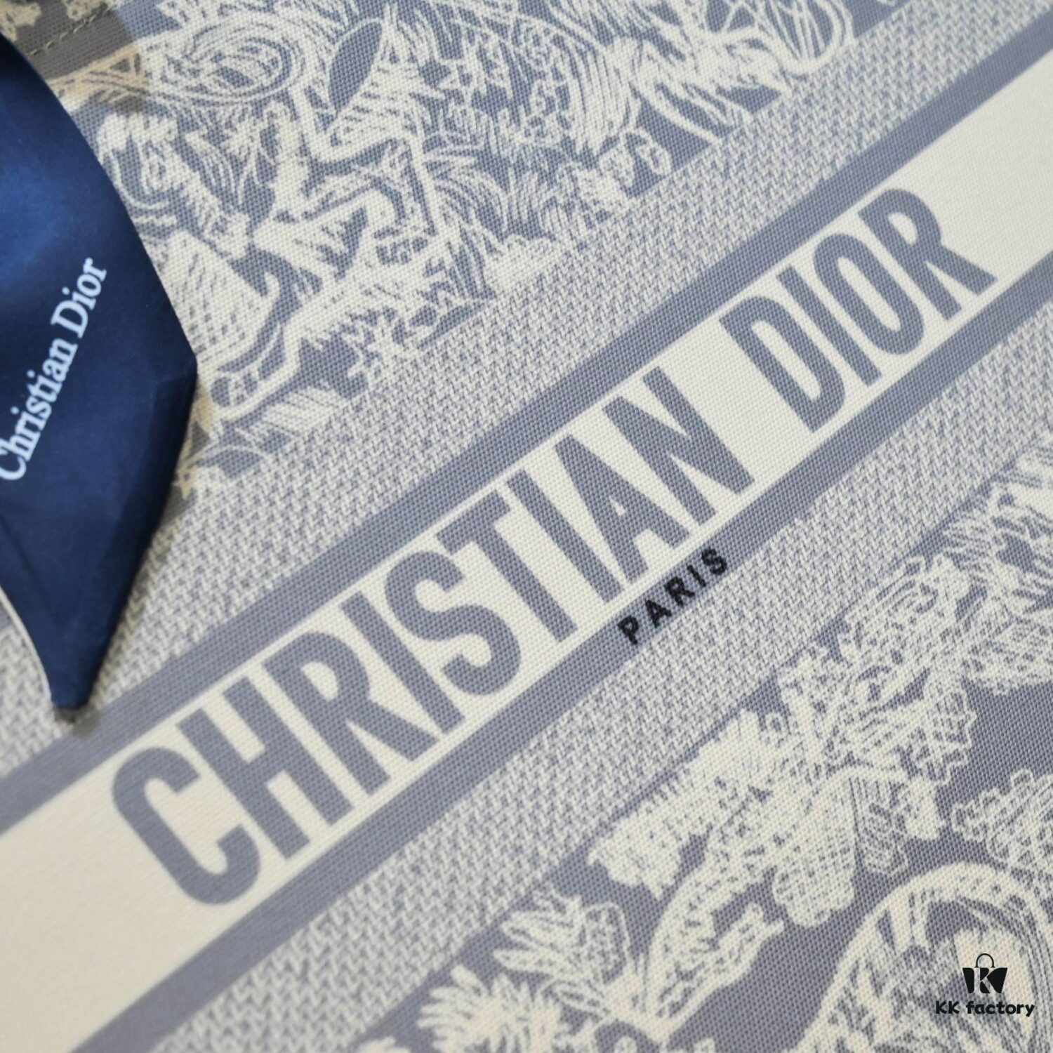 Large Size 🔥 Embroidered Edge Dior New Arrival Boutique Shopping Bag! Boutique Synchronized Update! Limited Edition Celebrity Style! Extremely Stylish! Imported Fabric 👍 High-End Quality! Seamlessly Matches Boutique Version, No Worries at All! Extra-Large Capacity, Perfect Choice for Outings 👍