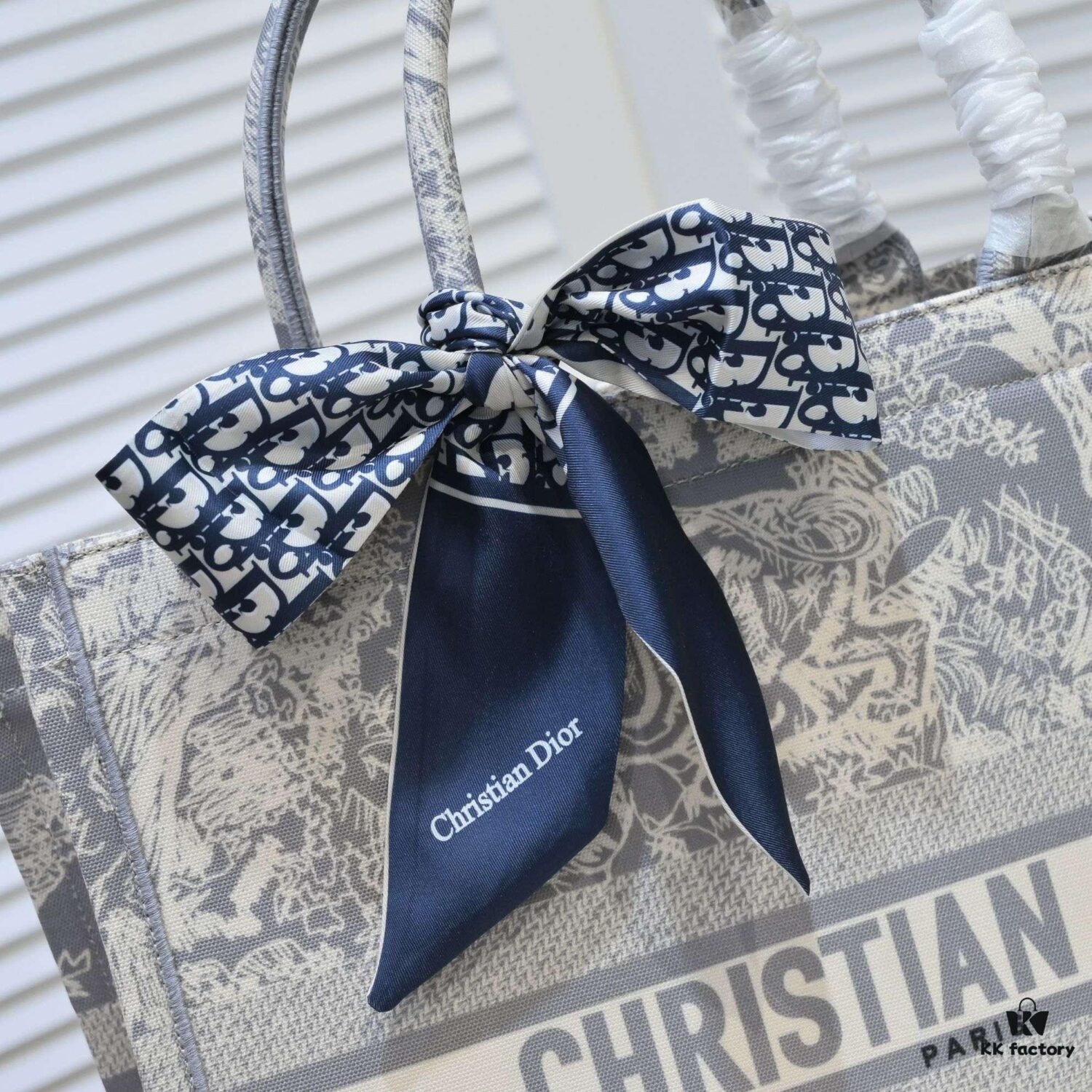 Large Size 🔥 Embroidered Edge Dior New Arrival Boutique Shopping Bag! Boutique Synchronized Update! Limited Edition Celebrity Style! Extremely Stylish! Imported Fabric 👍 High-End Quality! Seamlessly Matches Boutique Version, No Worries at All! Extra-Large Capacity, Perfect Choice for Outings 👍