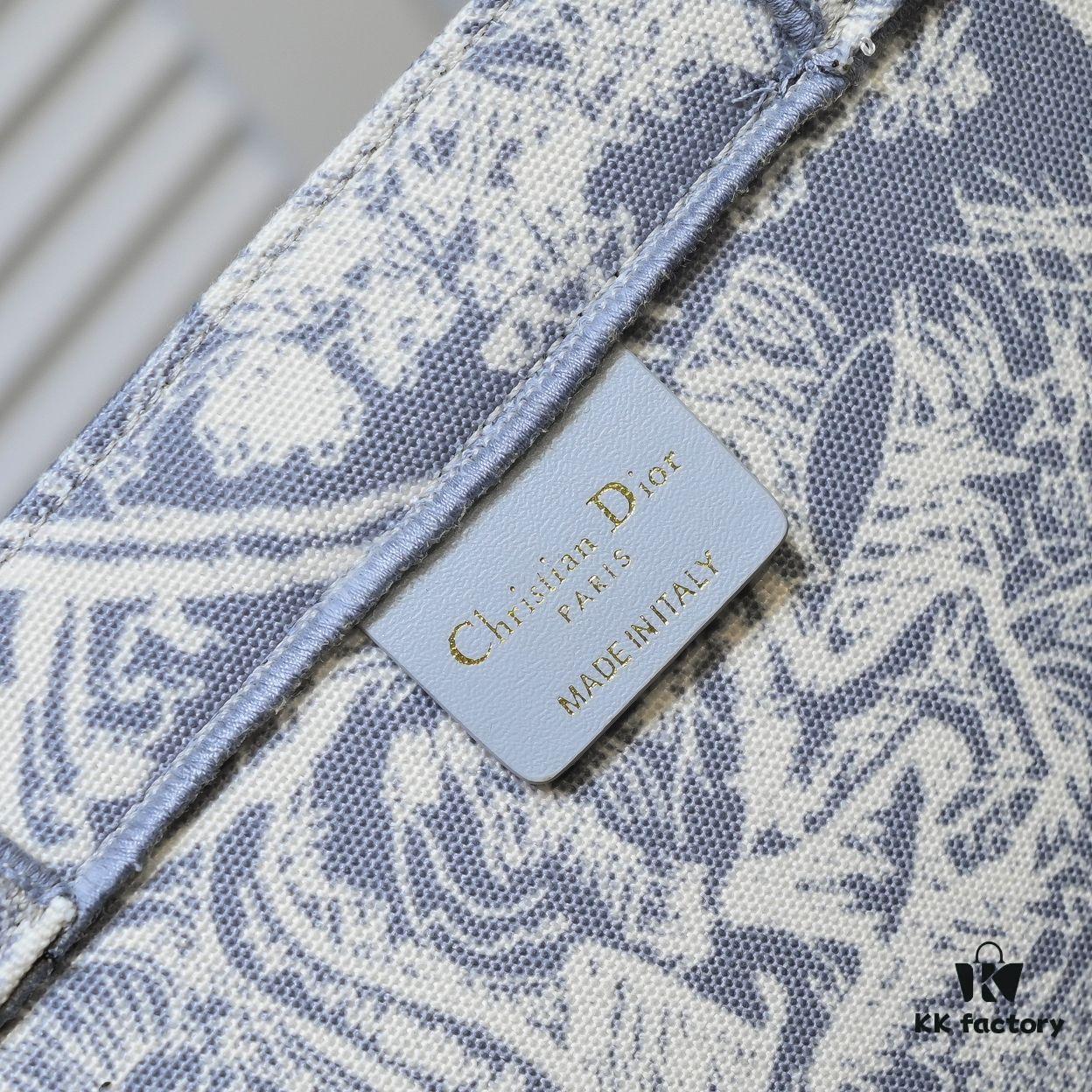 Large Size 🔥 Embroidered Edge Dior New Arrival Boutique Shopping Bag! Boutique Synchronized Update! Limited Edition Celebrity Style! Extremely Stylish! Imported Fabric 👍 High-End Quality! Seamlessly Matches Boutique Version, No Worries at All! Extra-Large Capacity, Perfect Choice for Outings 👍