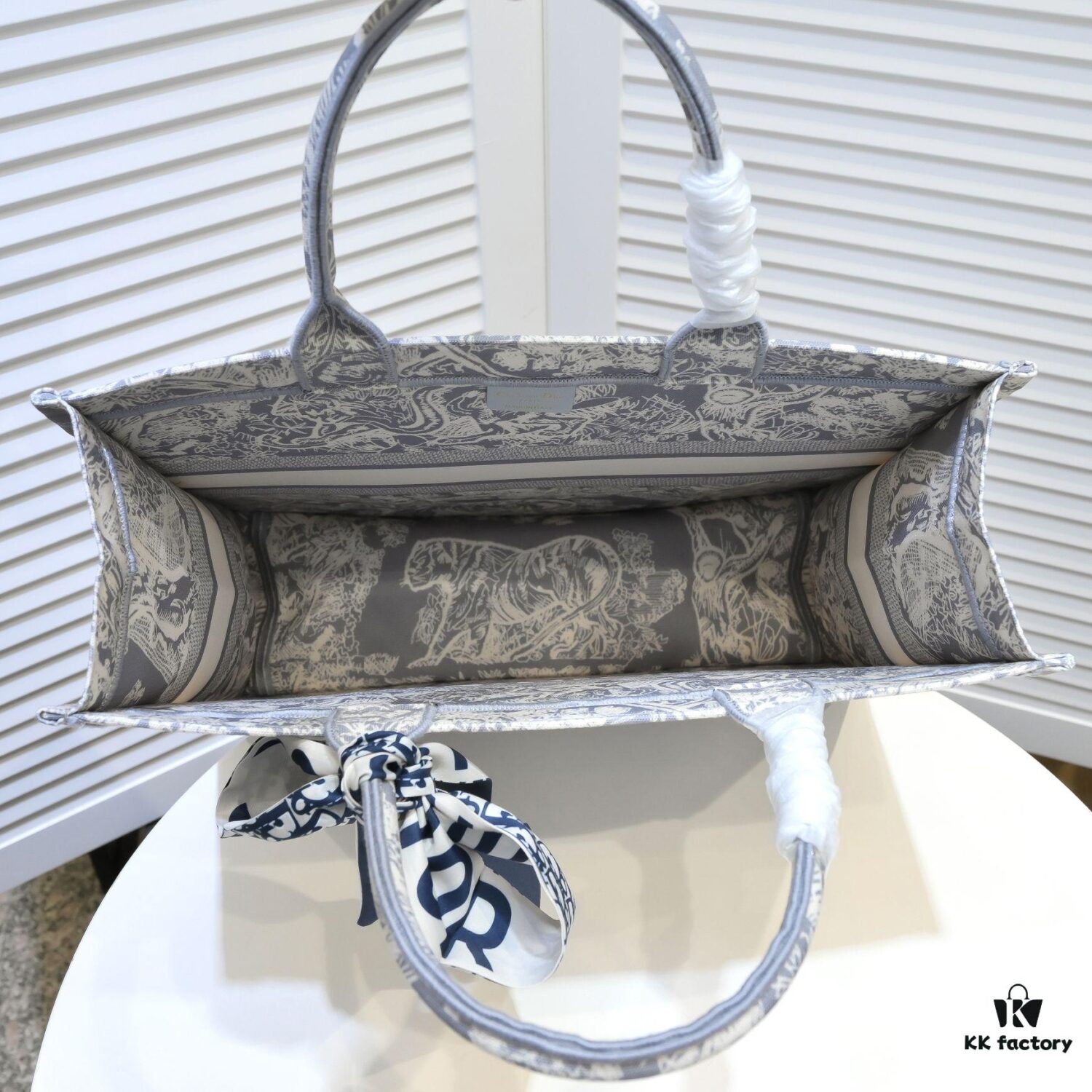 Large Size 🔥 Embroidered Edge Dior New Arrival Boutique Shopping Bag! Boutique Synchronized Update! Limited Edition Celebrity Style! Extremely Stylish! Imported Fabric 👍 High-End Quality! Seamlessly Matches Boutique Version, No Worries at All! Extra-Large Capacity, Perfect Choice for Outings 👍