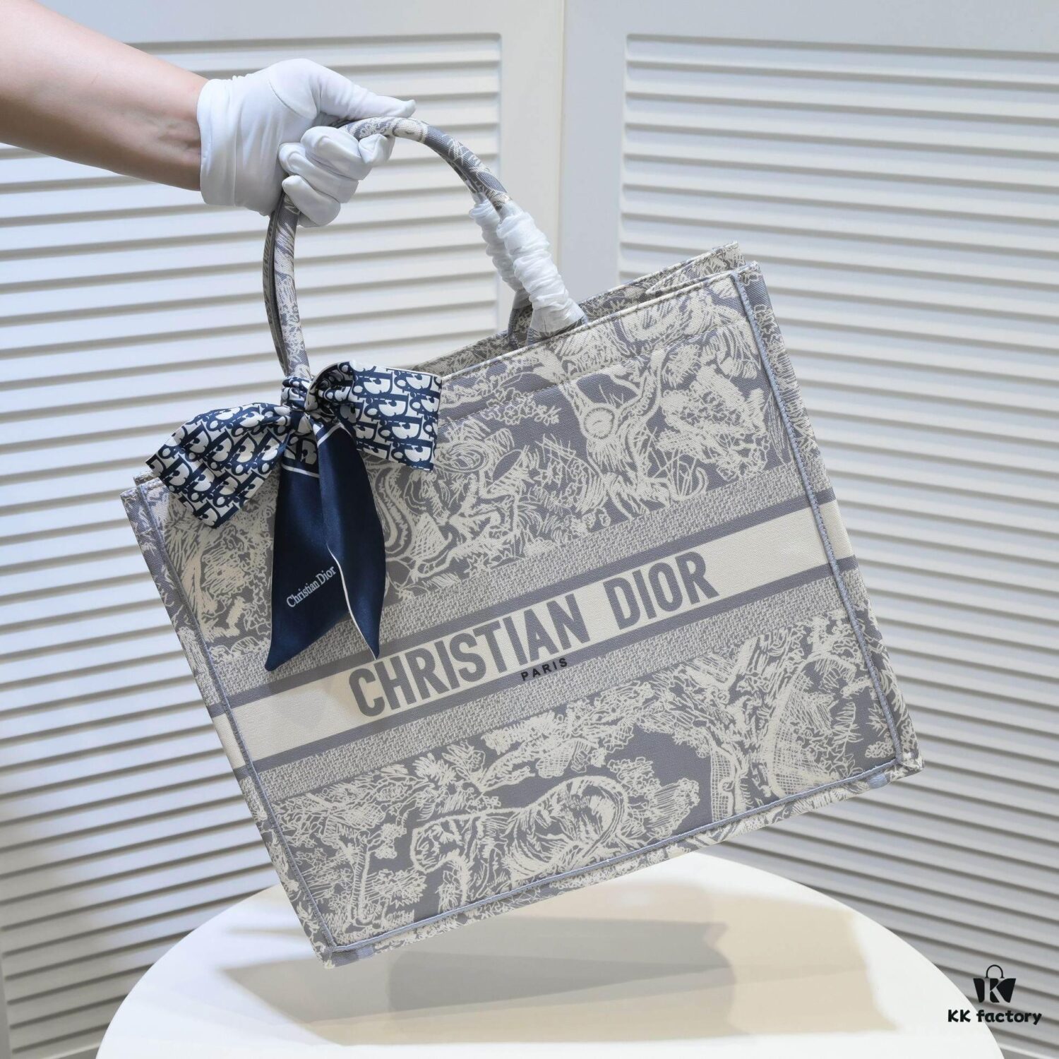 Large Size 🔥 Embroidered Edge Dior New Arrival Boutique Shopping Bag! Boutique Synchronized Update! Limited Edition Celebrity Style! Extremely Stylish! Imported Fabric 👍 High-End Quality! Seamlessly Matches Boutique Version, No Worries at All! Extra-Large Capacity, Perfect Choice for Outings 👍