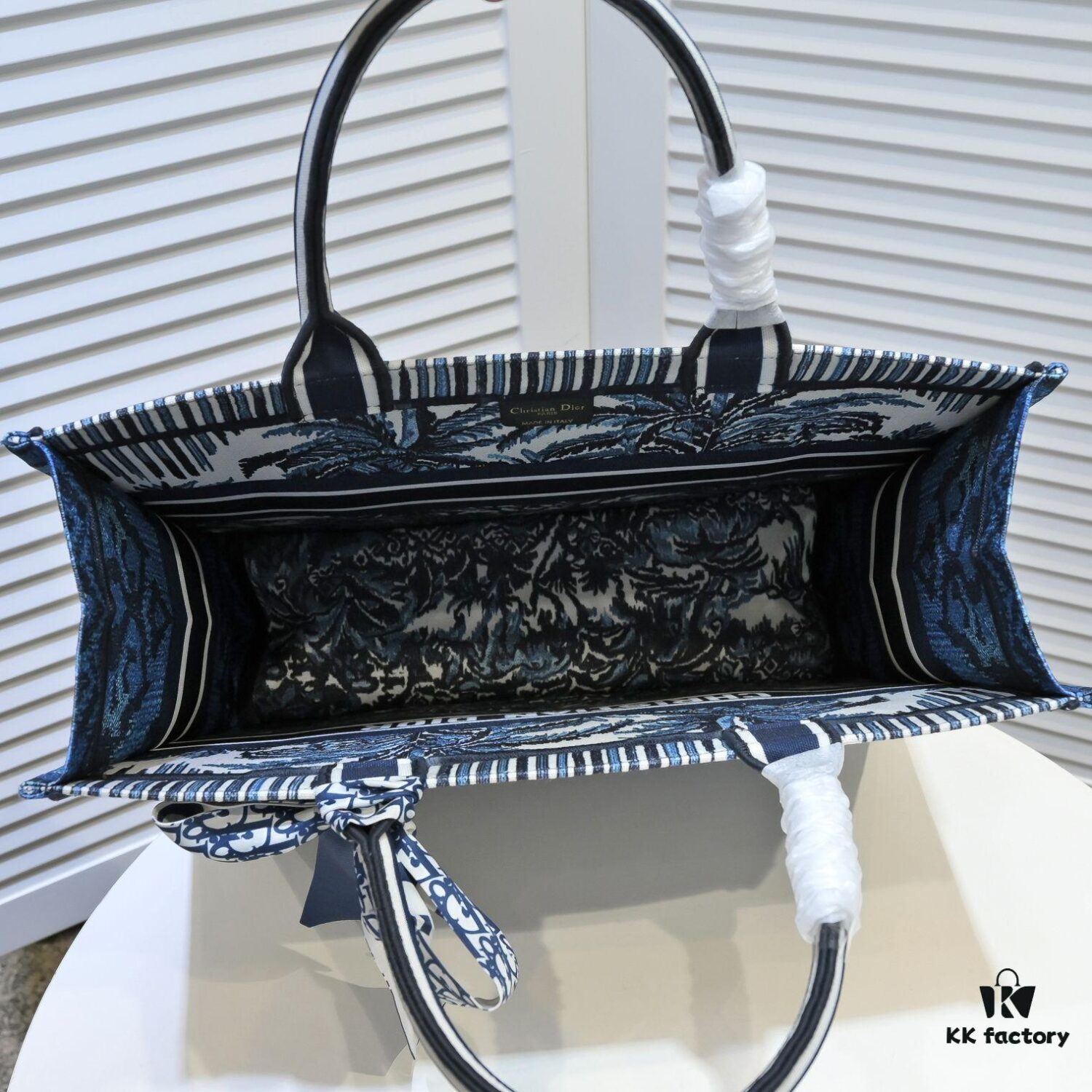 Large Size with Silk Scarf 🔥 Embroidered Edge ➔ Dior New Arrival Shopping Tote! Counter Version Updated Synchronously! Limited Edition Worn by Celebrities! Extremely Stylish! Premium Imported Fabric, High-End Quality! Indistinguishable from Counter Purchase! Extra-Large Capacity, Ideal for Outings!
