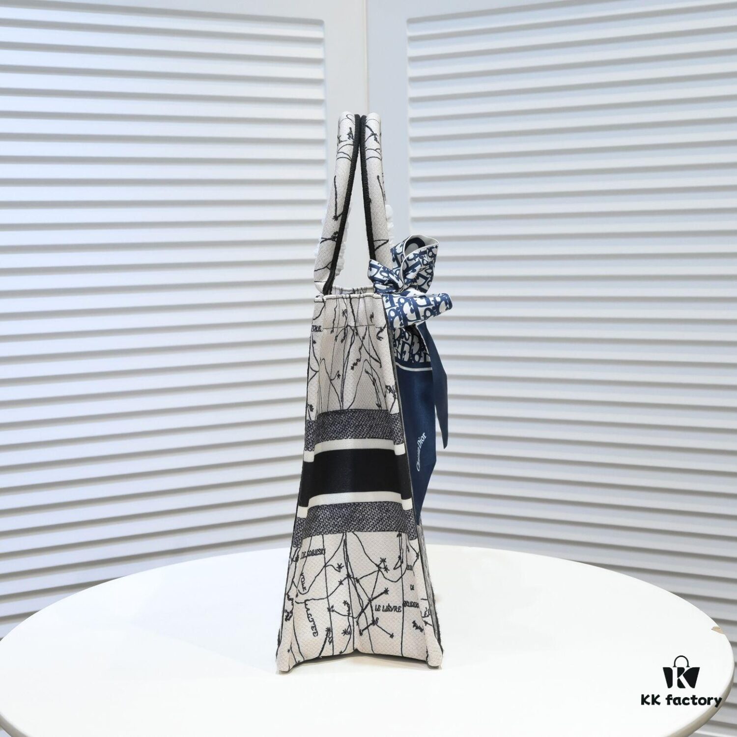 Dior Small Shopping Bag with Silk Scarf, Hemmed, New Arrival from Dior Counter! Limited Edition, Same as Celebrity Style!