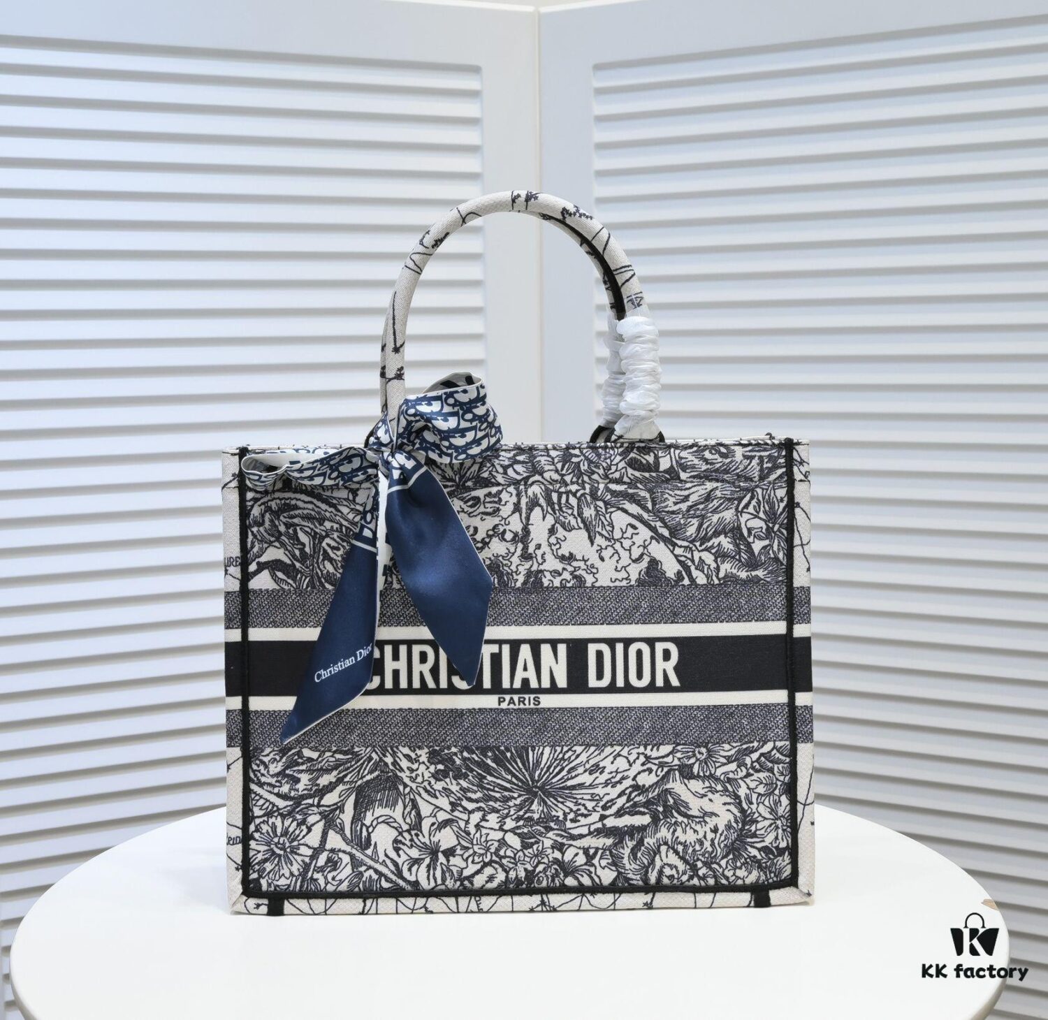 Dior Small Shopping Bag with Silk Scarf, Hemmed, New Arrival from Dior Counter! Limited Edition, Same as Celebrity Style!