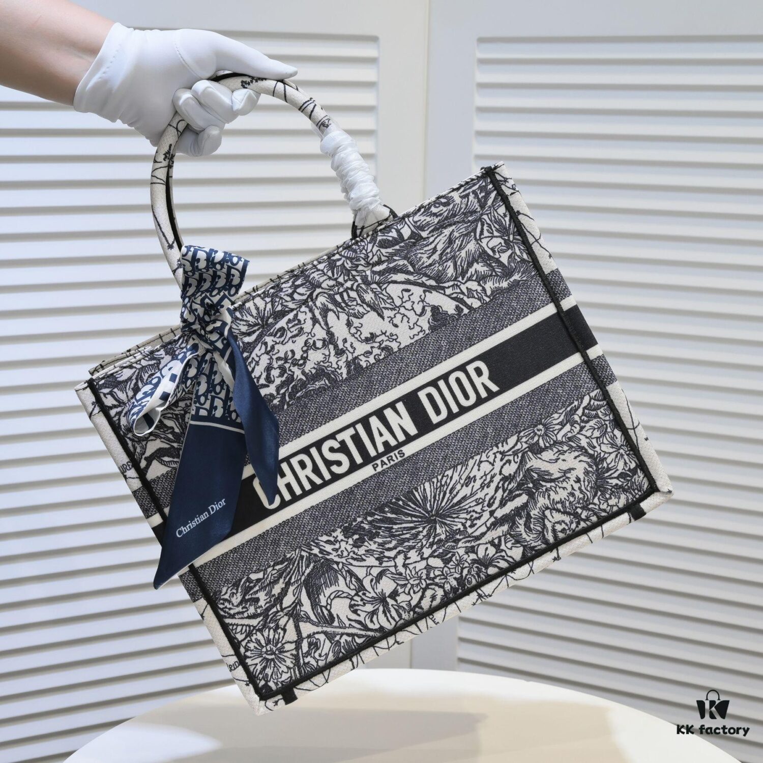 Dior Small Shopping Bag with Silk Scarf, Hemmed, New Arrival from Dior Counter! Limited Edition, Same as Celebrity Style!