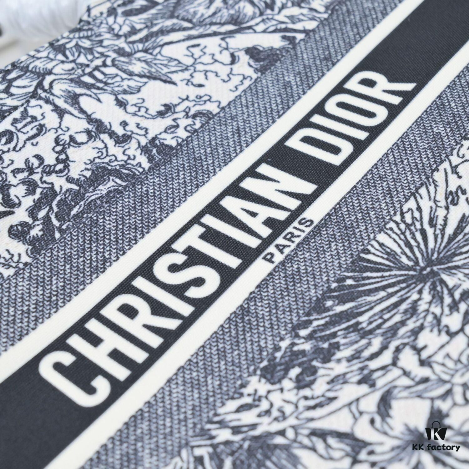 Dior Small Shopping Bag with Silk Scarf, Hemmed, New Arrival from Dior Counter! Limited Edition, Same as Celebrity Style!