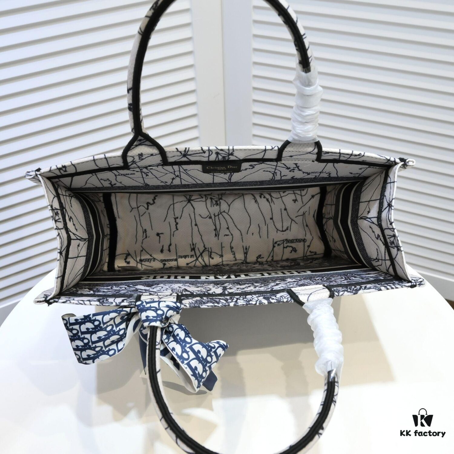 Dior Small Shopping Bag with Silk Scarf, Hemmed, New Arrival from Dior Counter! Limited Edition, Same as Celebrity Style!