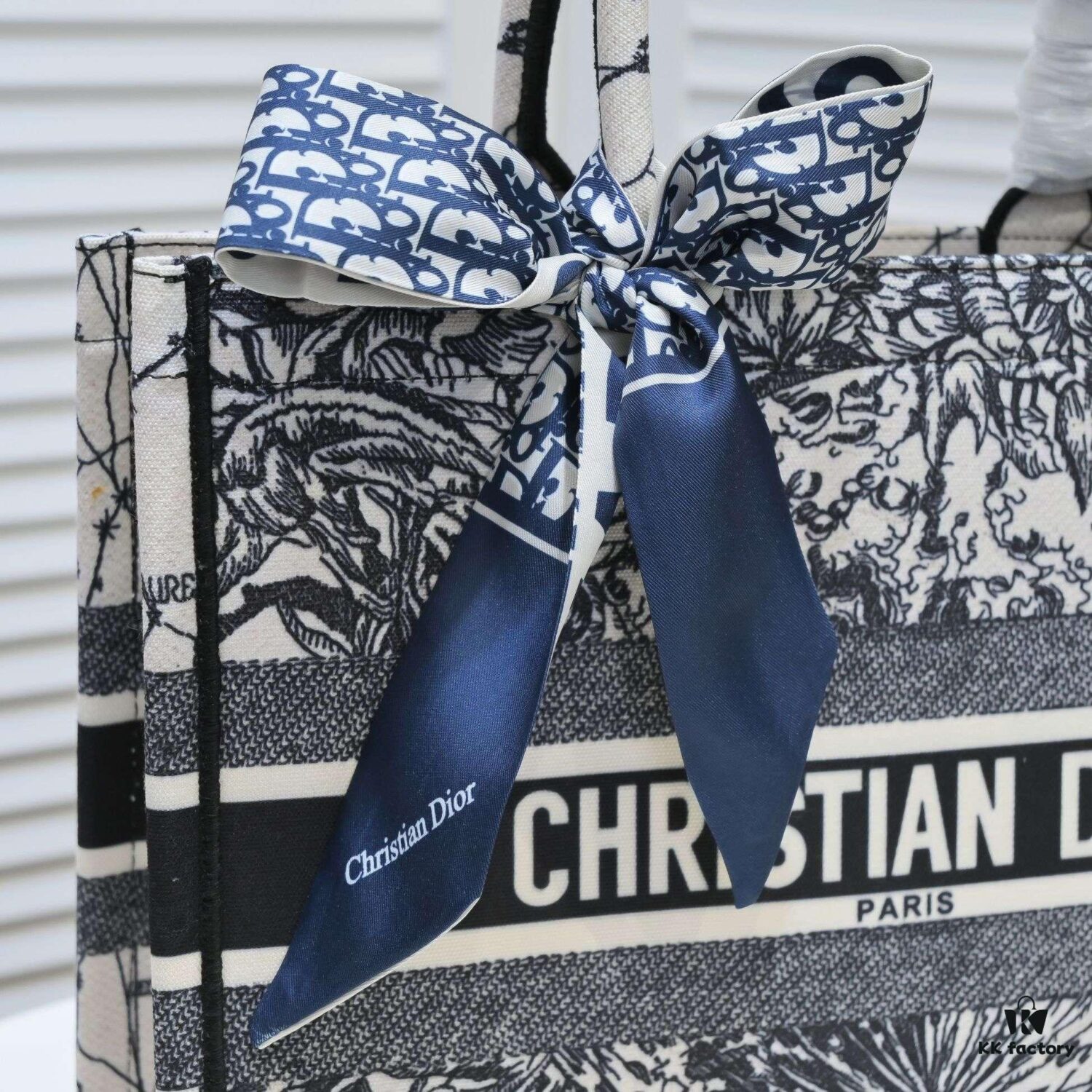 Dior Small Shopping Bag with Silk Scarf, Hemmed, New Arrival from Dior Counter! Limited Edition, Same as Celebrity Style!