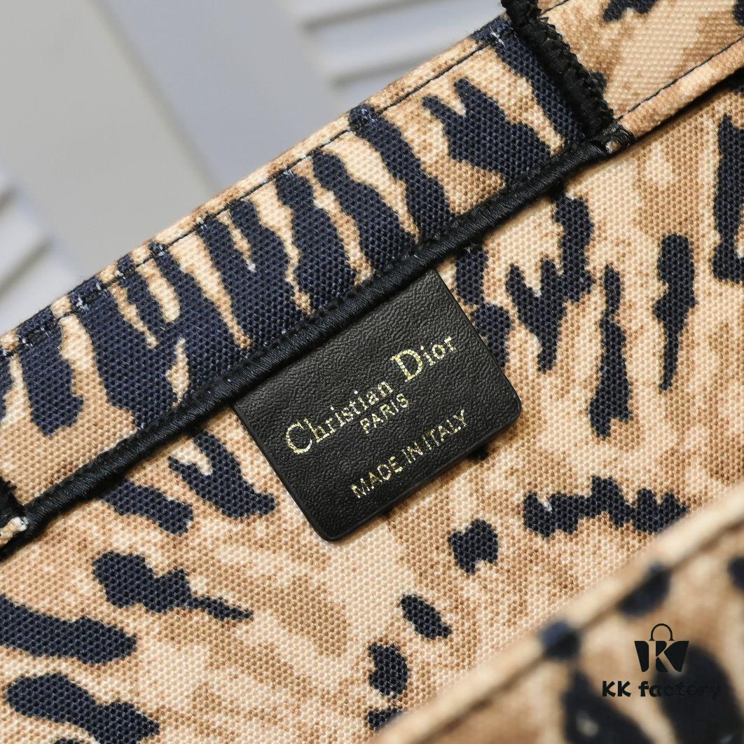 Dior Small Shopping Bag with Silk Scarf, Hemmed, New Arrival at Dior Counter, Limited Edition Worn by Celebrities, Stylish and Premium Quality, Imported Fabric