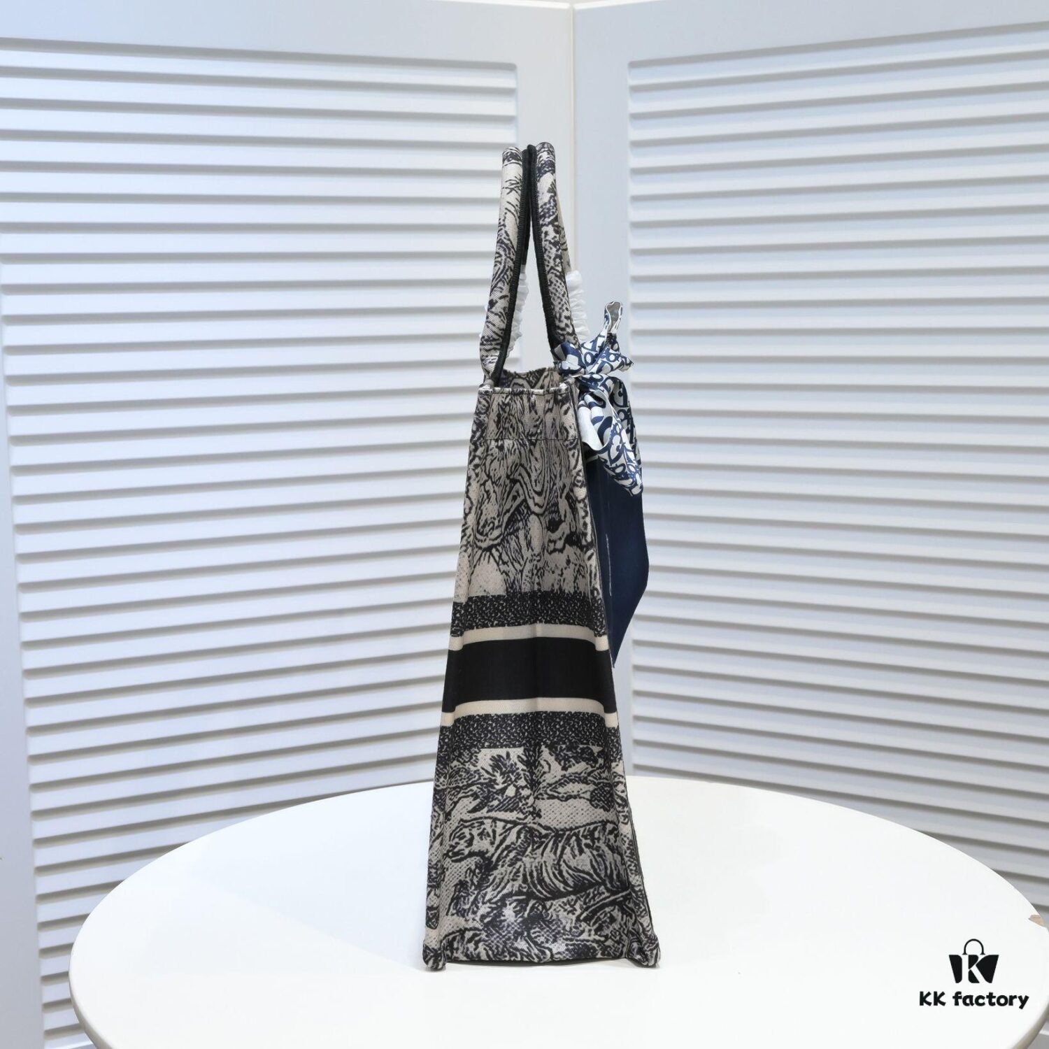 Large DIOR Dior Store New Shopping Bag with Scarf, Embroidered Edging, Limited Edition, Celebrity Style, High-End Quality