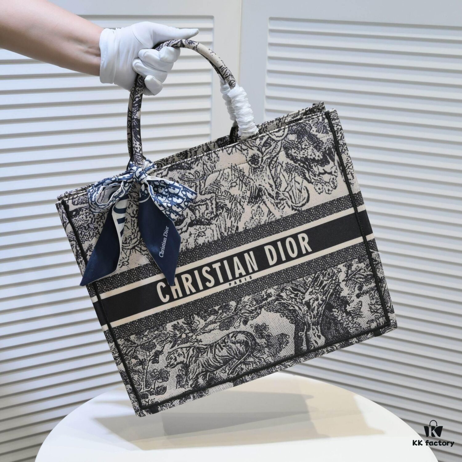 Large DIOR Dior Store New Shopping Bag with Scarf, Embroidered Edging, Limited Edition, Celebrity Style, High-End Quality
