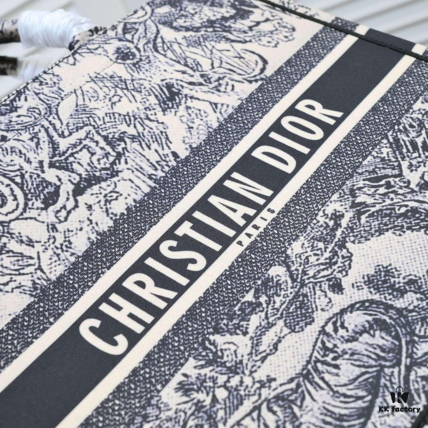 Large DIOR Dior Store New Shopping Bag with Scarf, Embroidered Edging, Limited Edition, Celebrity Style, High-End Quality