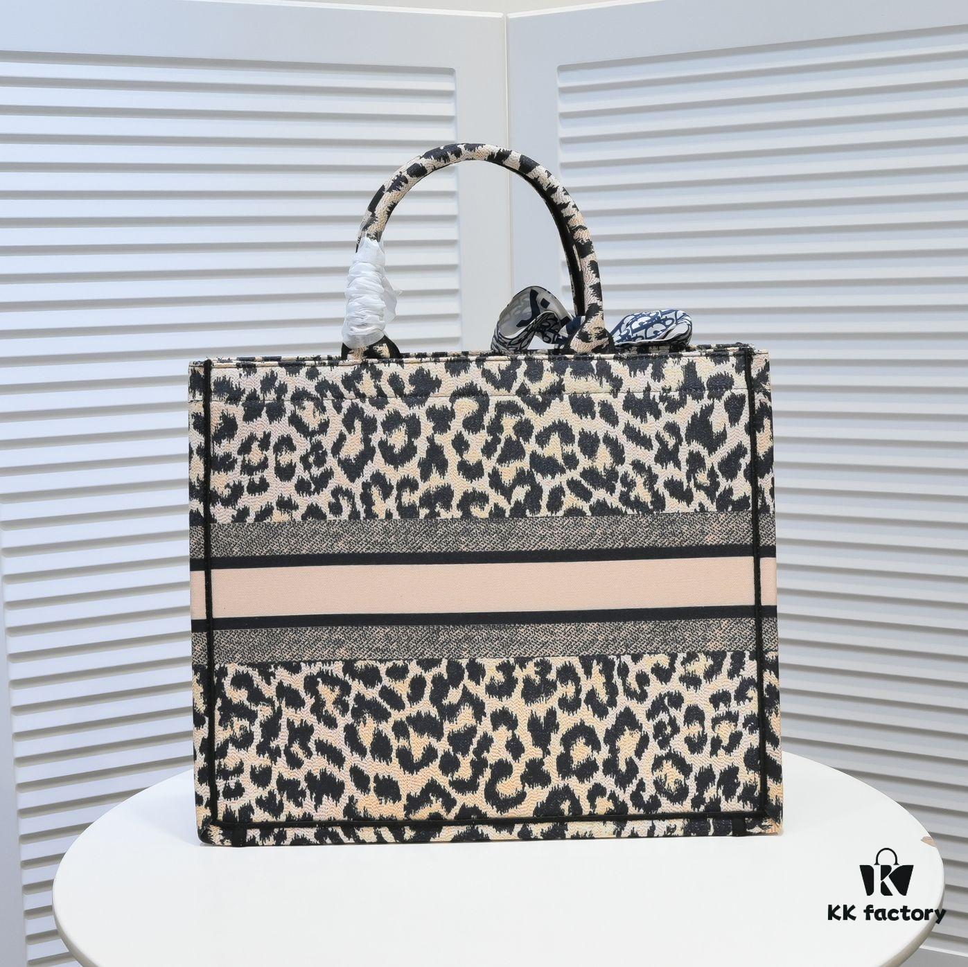 Large Size 🔥 Embroidered Edge Dior New Arrival Boutique Shopping Bag! Limited Edition, Same as Celebrity Style!