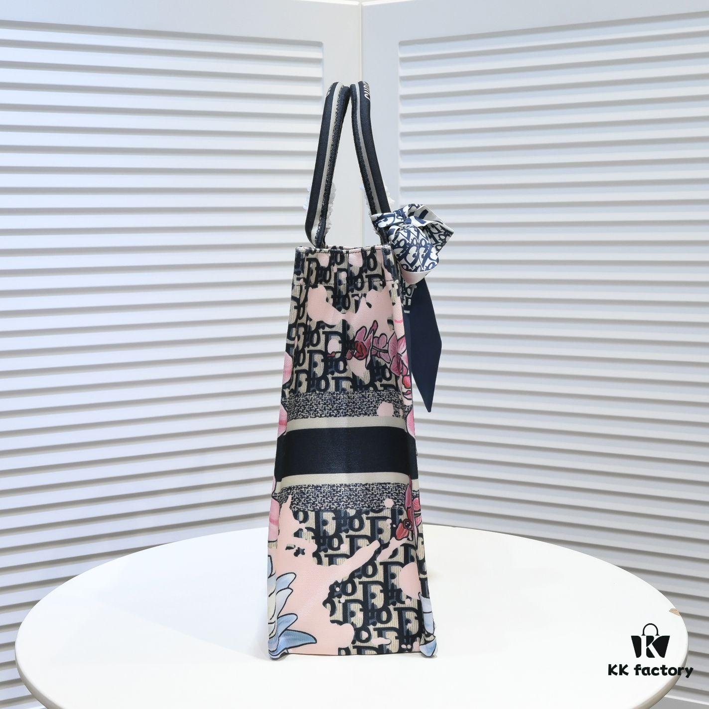 Large Size with Scarf 🔥 Embroidered Edge ➔ Dior New Arrival Shopping Tote! Counter Synchronized Update! Limited Edition Celebrity Style! Extremely Stylish! Imported Fabric 👍 High-End Quality! Seamlessly Matches Authentic Counter Products! Extra Large Capacity, Ideal for Outings 👍