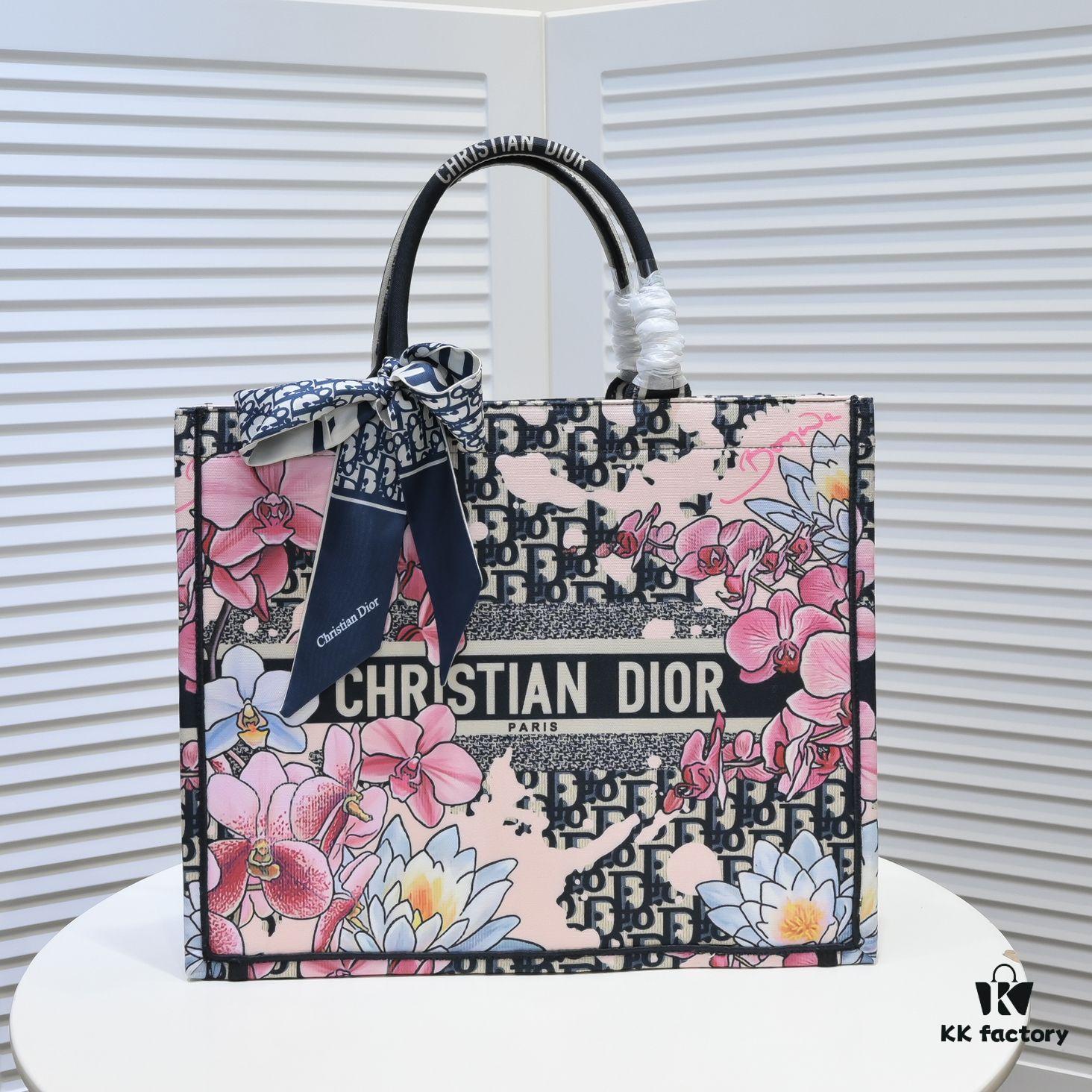 Large Size with Scarf 🔥 Embroidered Edge ➔ Dior New Arrival Shopping Tote! Counter Synchronized Update! Limited Edition Celebrity Style! Extremely Stylish! Imported Fabric 👍 High-End Quality! Seamlessly Matches Authentic Counter Products! Extra Large Capacity, Ideal for Outings 👍