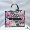 Large Size with Scarf 🔥 Embroidered Edge ➔ Dior New Arrival Shopping Tote! Counter Synchronized Update! Limited Edition Celebrity Style! Extremely Stylish! Imported Fabric 👍 High-End Quality! Seamlessly Matches Authentic Counter Products! Extra Large Capacity, Ideal for Outings 👍