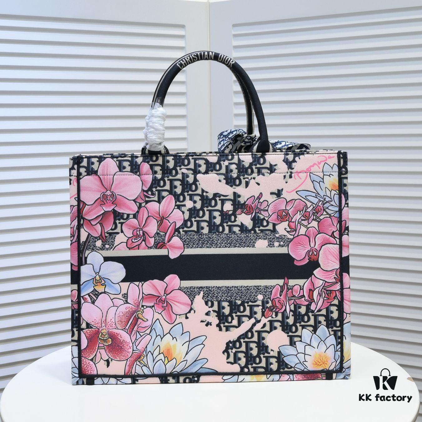 Large Size with Scarf 🔥 Embroidered Edge ➔ Dior New Arrival Shopping Tote! Counter Synchronized Update! Limited Edition Celebrity Style! Extremely Stylish! Imported Fabric 👍 High-End Quality! Seamlessly Matches Authentic Counter Products! Extra Large Capacity, Ideal for Outings 👍
