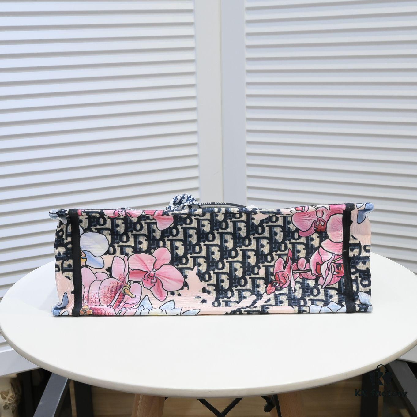 Large Size with Scarf 🔥 Embroidered Edge ➔ Dior New Arrival Shopping Tote! Counter Synchronized Update! Limited Edition Celebrity Style! Extremely Stylish! Imported Fabric 👍 High-End Quality! Seamlessly Matches Authentic Counter Products! Extra Large Capacity, Ideal for Outings 👍