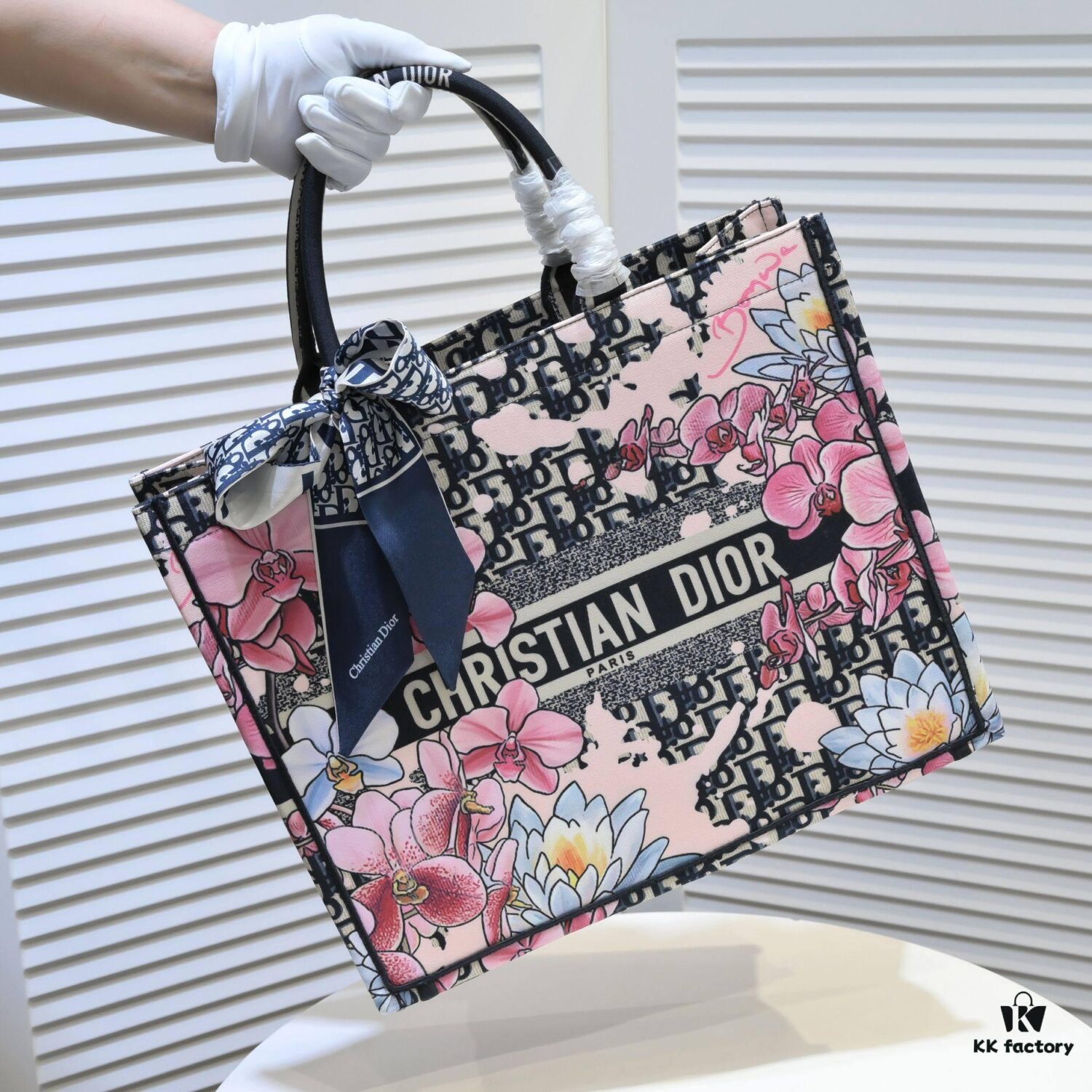 Large Size with Scarf 🔥 Embroidered Edge ➔ Dior New Arrival Shopping Tote! Counter Synchronized Update! Limited Edition Celebrity Style! Extremely Stylish! Imported Fabric 👍 High-End Quality! Seamlessly Matches Authentic Counter Products! Extra Large Capacity, Ideal for Outings 👍
