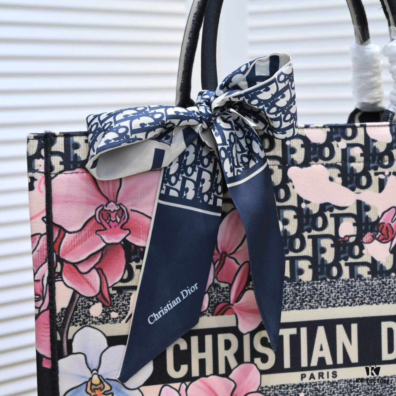 Large Size with Scarf 🔥 Embroidered Edge ➔ Dior New Arrival Shopping Tote! Counter Synchronized Update! Limited Edition Celebrity Style! Extremely Stylish! Imported Fabric 👍 High-End Quality! Seamlessly Matches Authentic Counter Products! Extra Large Capacity, Ideal for Outings 👍