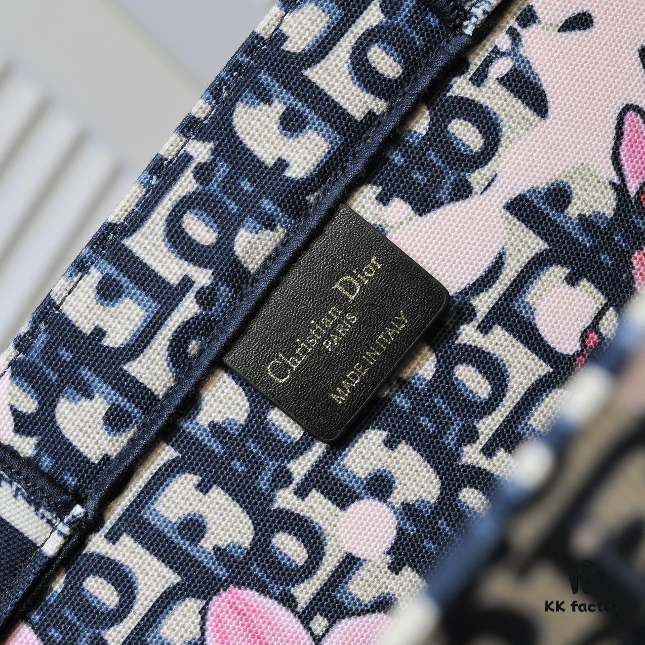 Large Size with Scarf 🔥 Embroidered Edge ➔ Dior New Arrival Shopping Tote! Counter Synchronized Update! Limited Edition Celebrity Style! Extremely Stylish! Imported Fabric 👍 High-End Quality! Seamlessly Matches Authentic Counter Products! Extra Large Capacity, Ideal for Outings 👍