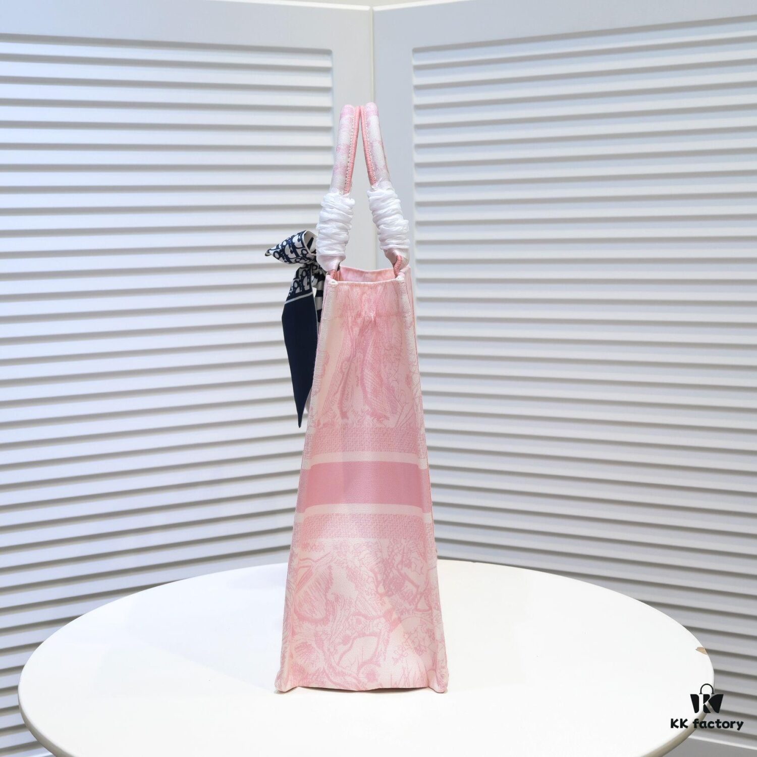 Large Size 🔥 Embroidered Edge Dior New Arrival Shopping Tote! Counter Version! Limited Edition Worn by Celebrities! Extremely Stylish! Imported Fabric, High-End Quality! Indistinguishable from Genuine Store Items! Extra-Large Capacity, Perfect for Outings!