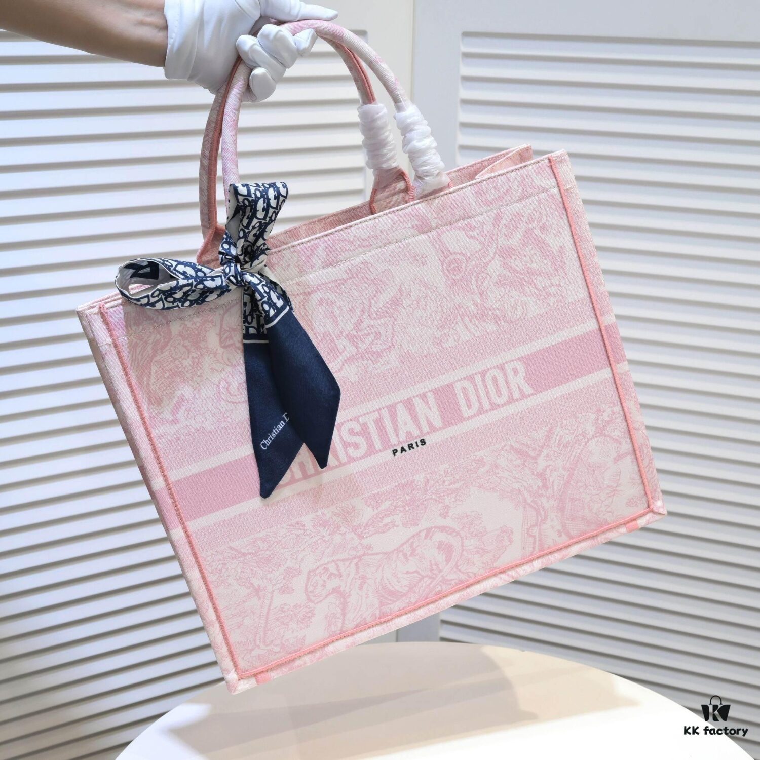 Large Size 🔥 Embroidered Edge Dior New Arrival Shopping Tote! Counter Version! Limited Edition Worn by Celebrities! Extremely Stylish! Imported Fabric, High-End Quality! Indistinguishable from Genuine Store Items! Extra-Large Capacity, Perfect for Outings!