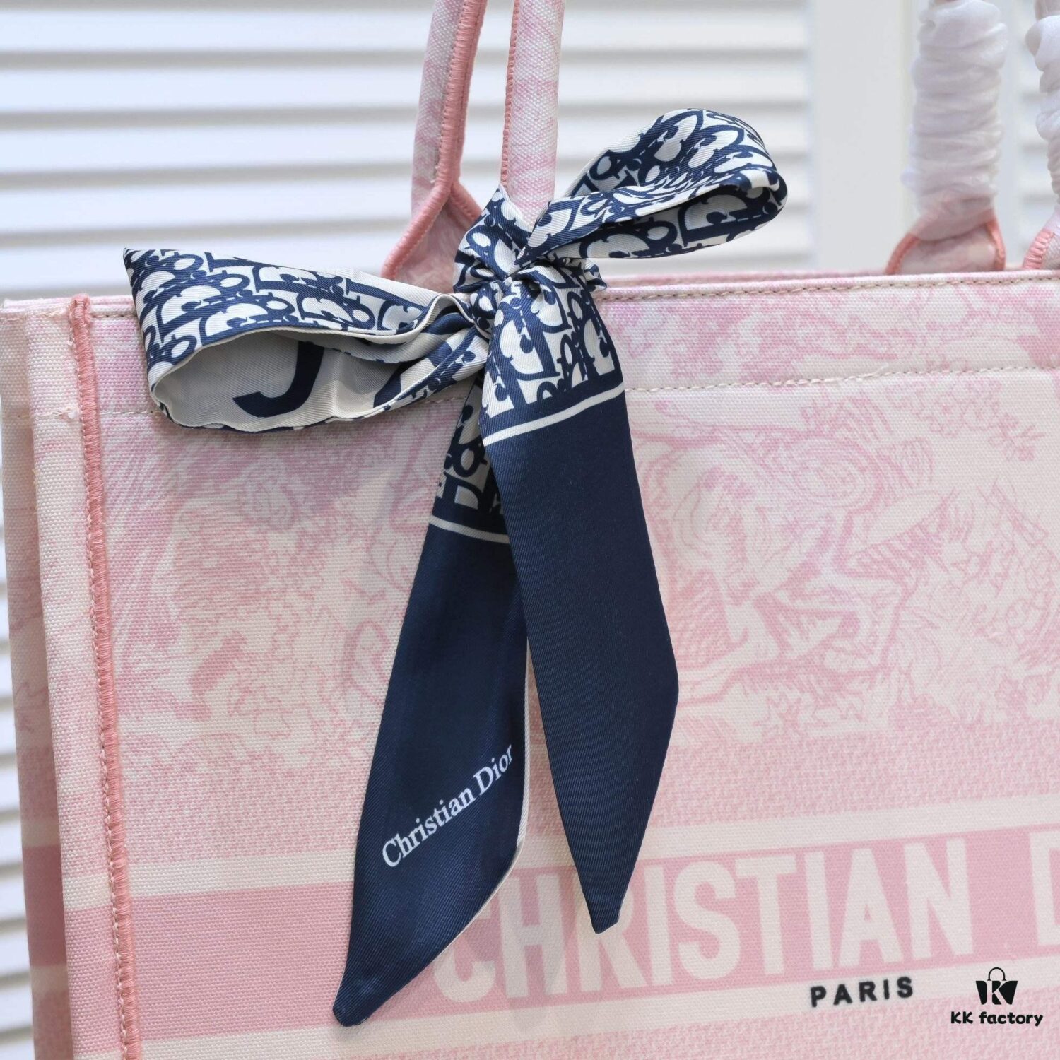 Large Size 🔥 Embroidered Edge Dior New Arrival Shopping Tote! Counter Version! Limited Edition Worn by Celebrities! Extremely Stylish! Imported Fabric, High-End Quality! Indistinguishable from Genuine Store Items! Extra-Large Capacity, Perfect for Outings!