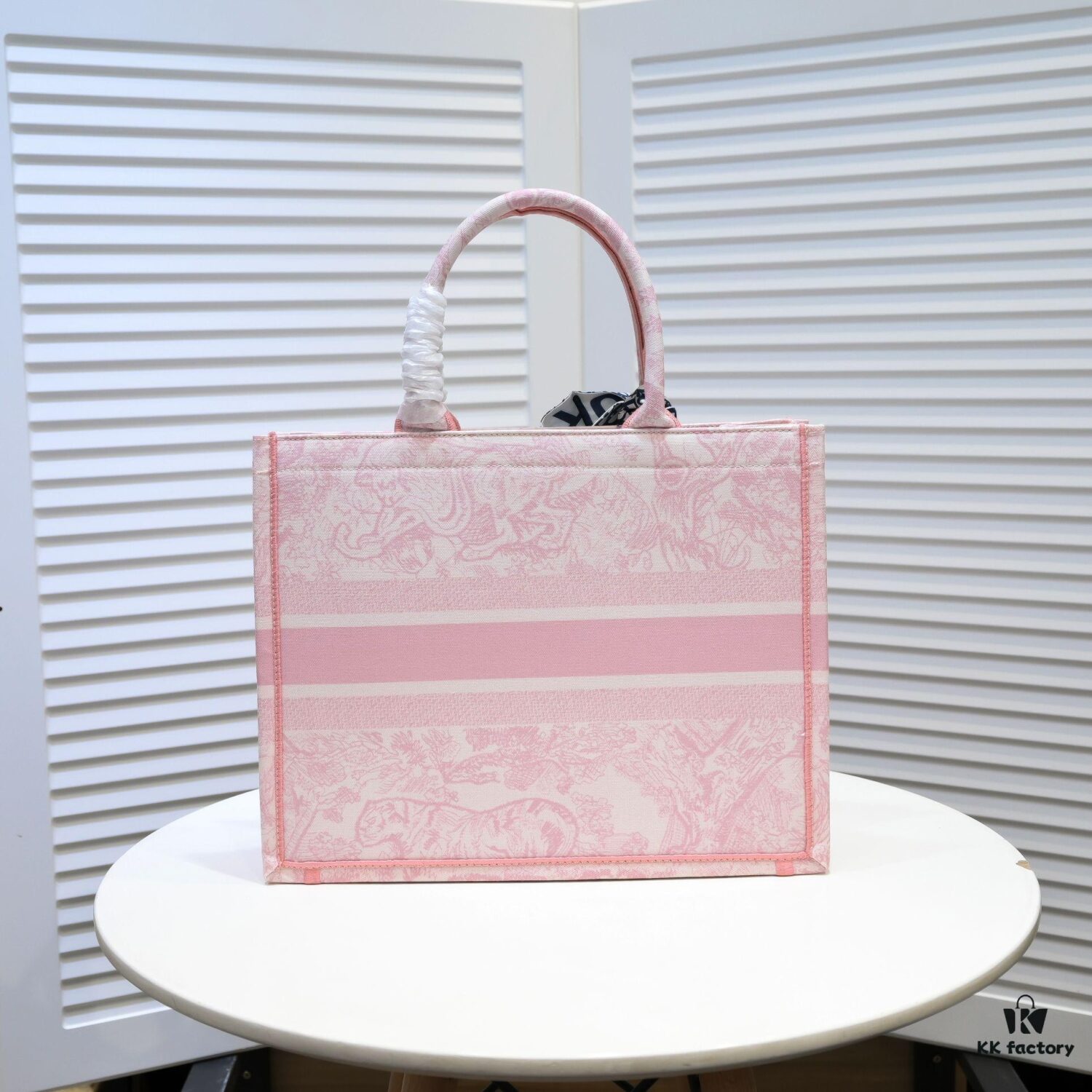 Dior Small Shopping Bag with Silk Scarf, Hemmed, New Arrival at Dior Counter, Limited Edition Worn by Celebrities, Stylish and Elegant, Imported Fabric, High-End Quality