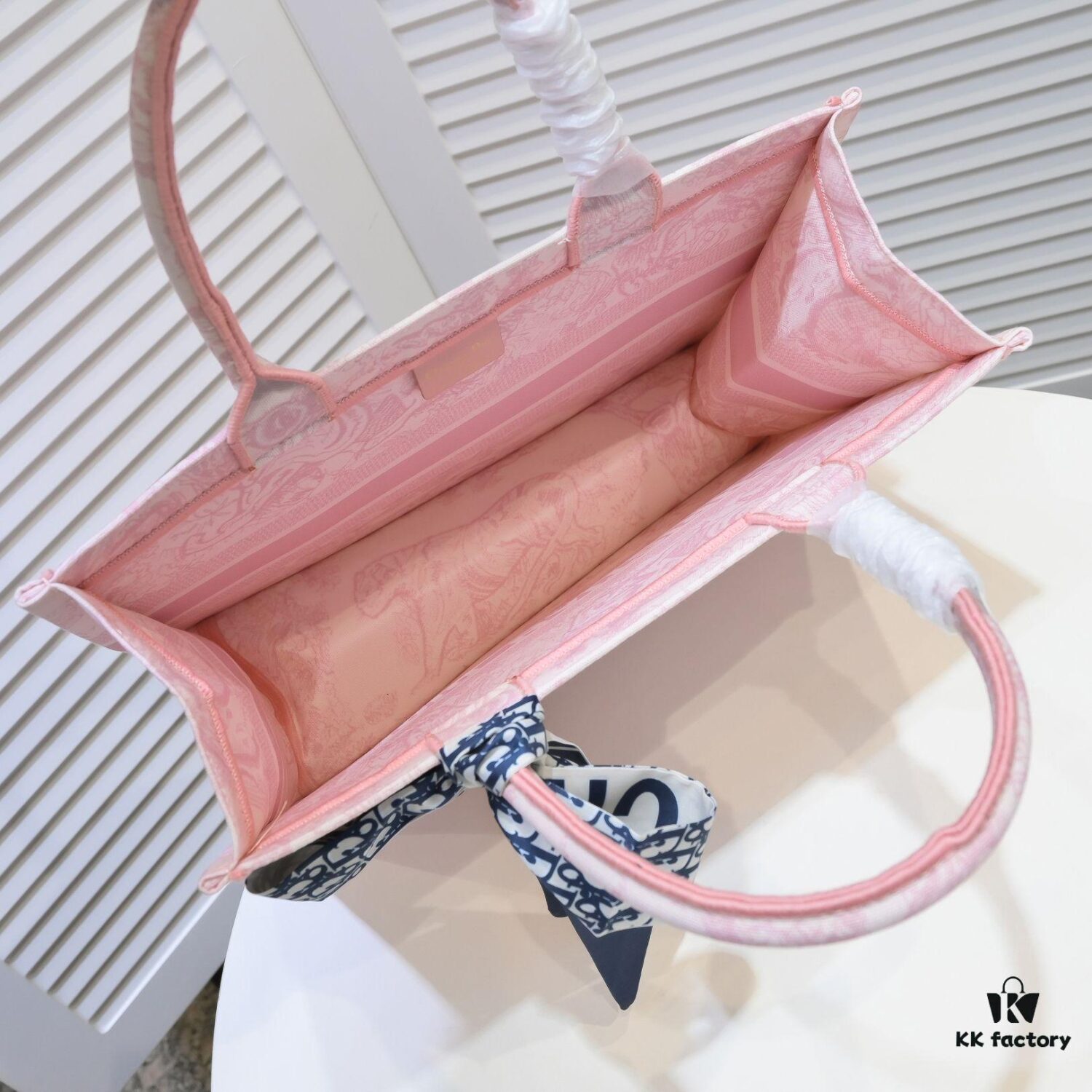 Dior Small Shopping Bag with Silk Scarf, Hemmed, New Arrival at Dior Counter, Limited Edition Worn by Celebrities, Stylish and Elegant, Imported Fabric, High-End Quality