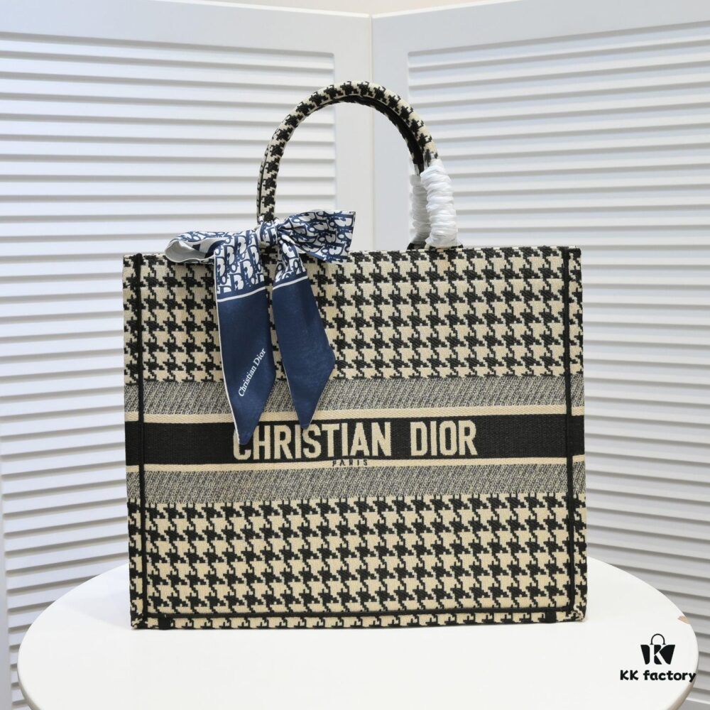 Original Design Fabric with Scarf, Large Size 🔥 Embroidered Edging 🚀 Dior New Arrival Shopping Tote! Synchronized with Boutique Release! Limited Edition Celebrity Style! Extremely Stylish! Imported Fabric 👍 Premium Quality! Indistinguishable from Boutique Version! Extra-Large Capacity, Ideal for Outings 👍