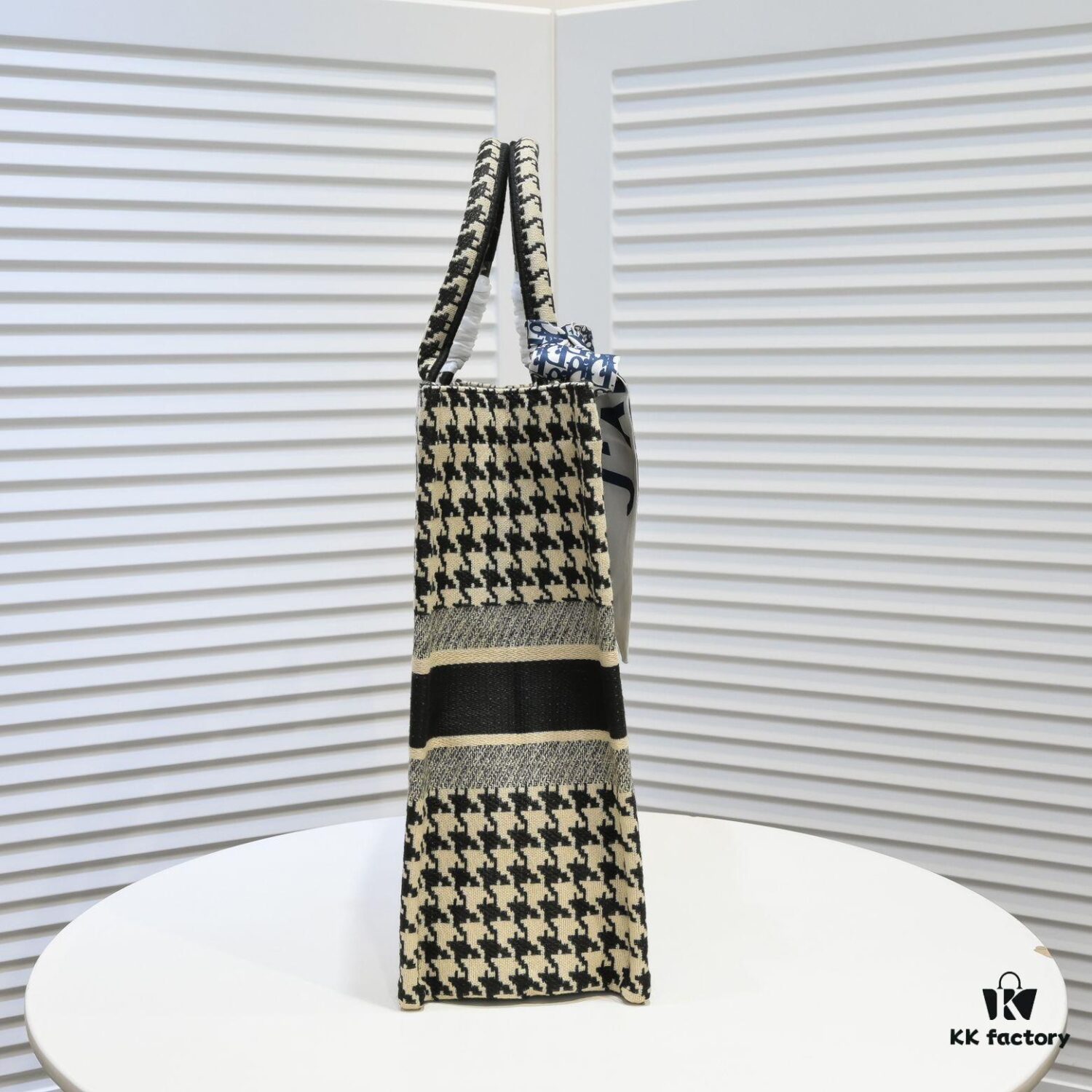 Original Design Fabric with Scarf, Large Size 🔥 Embroidered Edging 🚀 Dior New Arrival Shopping Tote! Synchronized with Boutique Release! Limited Edition Celebrity Style! Extremely Stylish! Imported Fabric 👍 Premium Quality! Indistinguishable from Boutique Version! Extra-Large Capacity, Ideal for Outings 👍