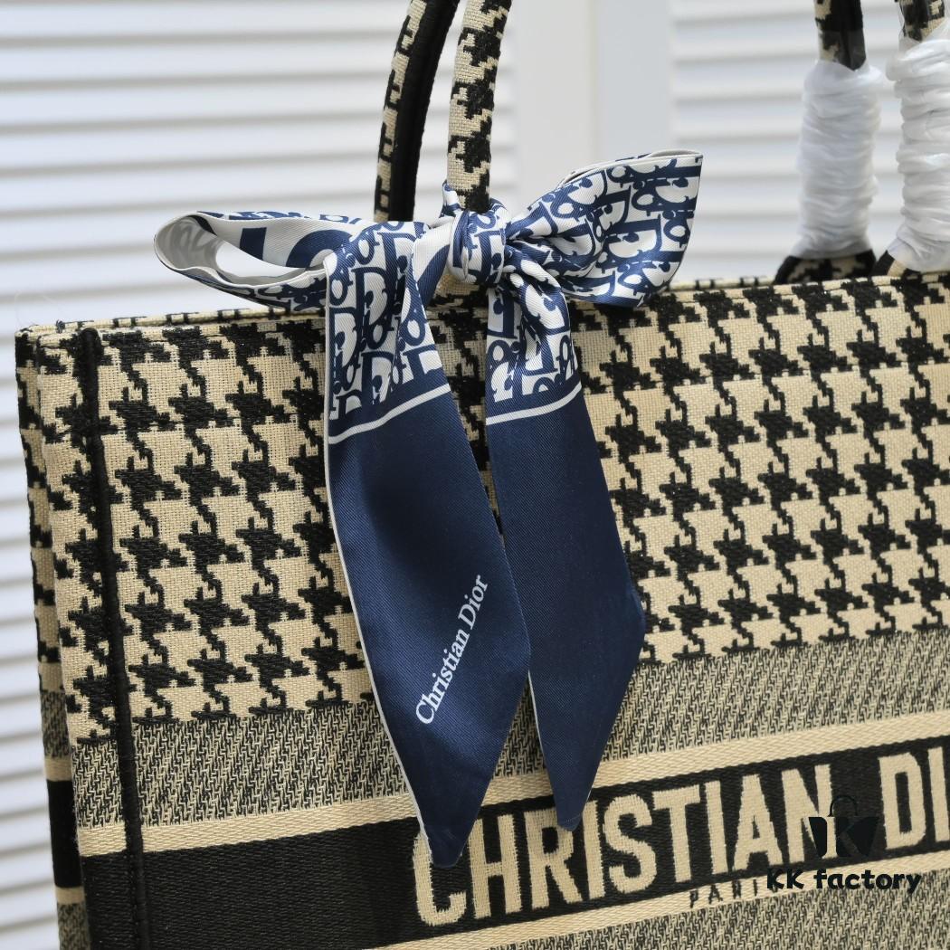 Original Design Fabric with Scarf, Large Size 🔥 Embroidered Edging 🚀 Dior New Arrival Shopping Tote! Synchronized with Boutique Release! Limited Edition Celebrity Style! Extremely Stylish! Imported Fabric 👍 Premium Quality! Indistinguishable from Boutique Version! Extra-Large Capacity, Ideal for Outings 👍