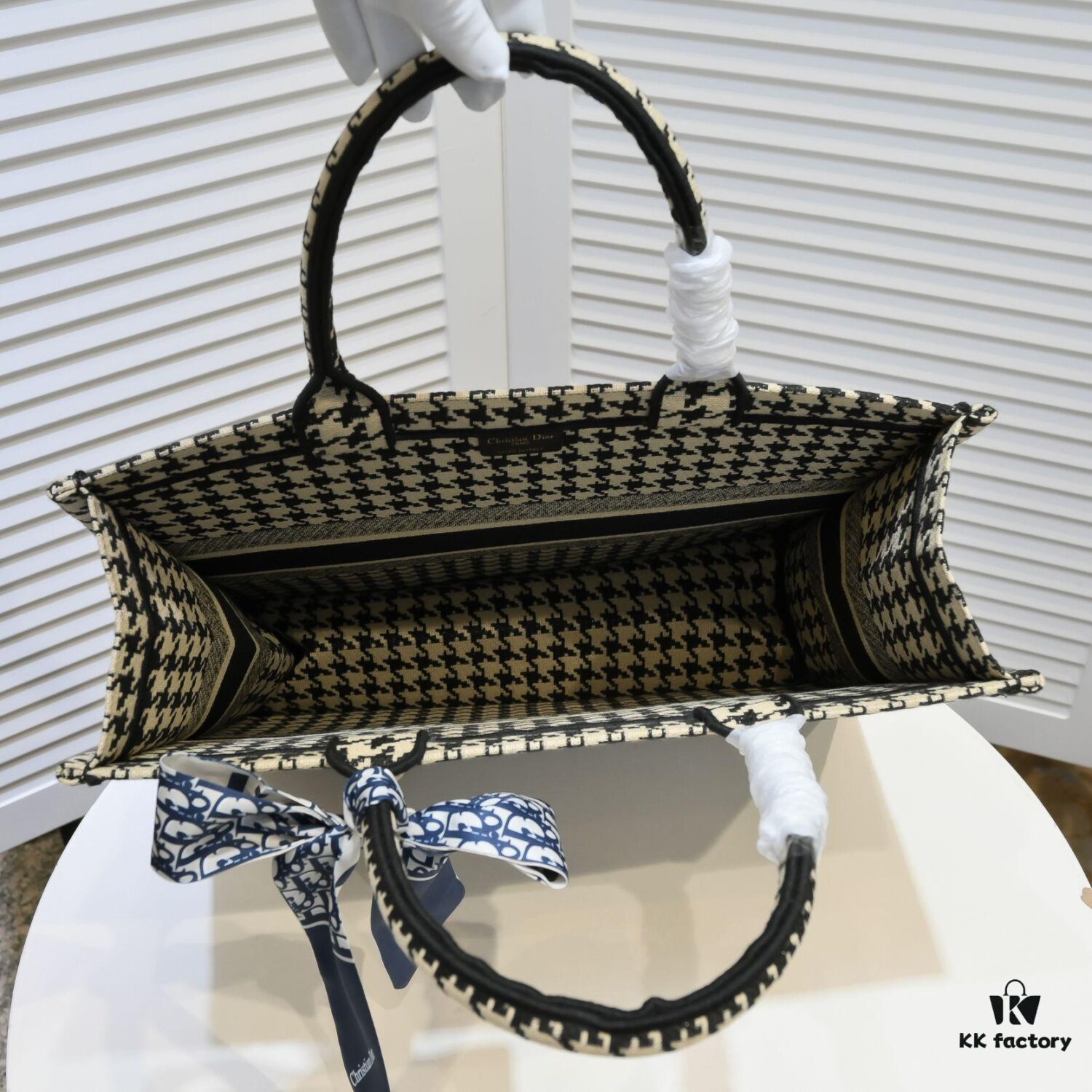 Original Design Fabric with Scarf, Large Size 🔥 Embroidered Edging 🚀 Dior New Arrival Shopping Tote! Synchronized with Boutique Release! Limited Edition Celebrity Style! Extremely Stylish! Imported Fabric 👍 Premium Quality! Indistinguishable from Boutique Version! Extra-Large Capacity, Ideal for Outings 👍