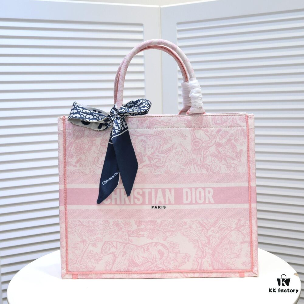Large Size 🔥 Embroidered Edge Dior New Arrival Shopping Tote! Counter Version! Limited Edition Worn by Celebrities! Extremely Stylish! Imported Fabric, High-End Quality! Indistinguishable from Genuine Store Items! Extra-Large Capacity, Perfect for Outings!