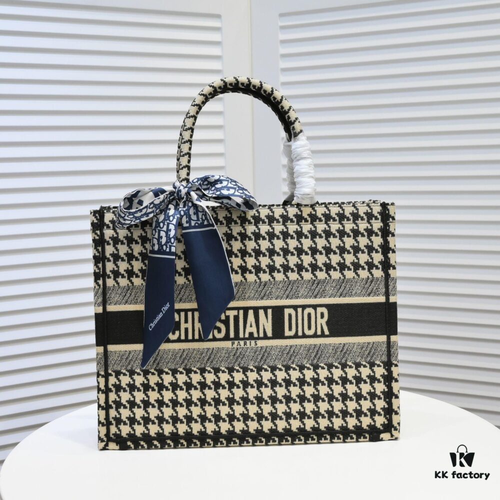 Original Order Fabric, with Scarf Mini Size, Bound Edges, Dior New Arrival Shopping Tote! Store Version Synchronized Update! Limited Edition Worn by Celebrities! Extremely Stylish! Imported Fabric, High-End Quality!