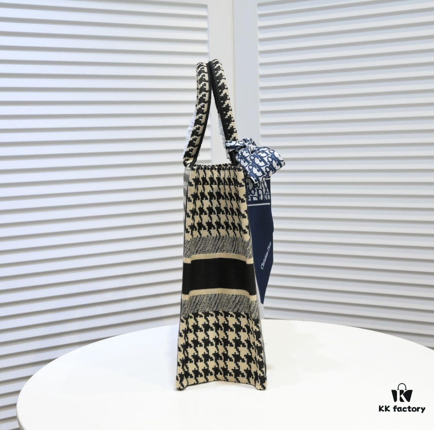 Original Order Fabric, with Scarf Mini Size, Bound Edges, Dior New Arrival Shopping Tote! Store Version Synchronized Update! Limited Edition Worn by Celebrities! Extremely Stylish! Imported Fabric, High-End Quality!