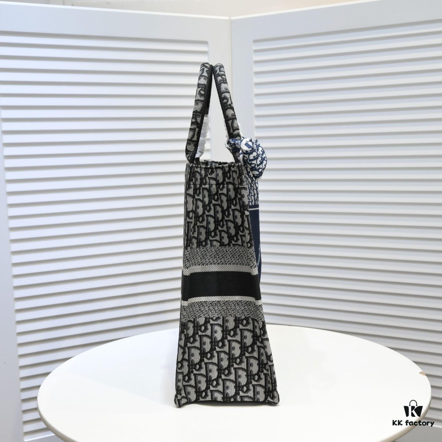 Large Size with Scarf 🔥 Embroidered Edge ➔ Dior New Arrival Shopping Tote! Counter Synchronized Update! Limited Edition Worn by Celebrities! Extremely Stylish! Premium Imported Fabric, High-End Quality! Indistinguishable from Counter Version! Extra-Large Capacity, Perfect for Outings!