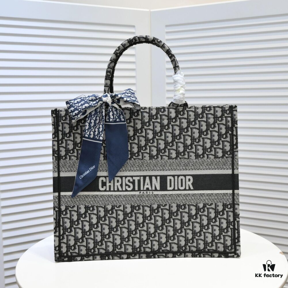 Large Size with Scarf 🔥 Embroidered Edge ➔ Dior New Arrival Shopping Tote! Counter Synchronized Update! Limited Edition Worn by Celebrities! Extremely Stylish! Premium Imported Fabric, High-End Quality! Indistinguishable from Counter Version! Extra-Large Capacity, Perfect for Outings!