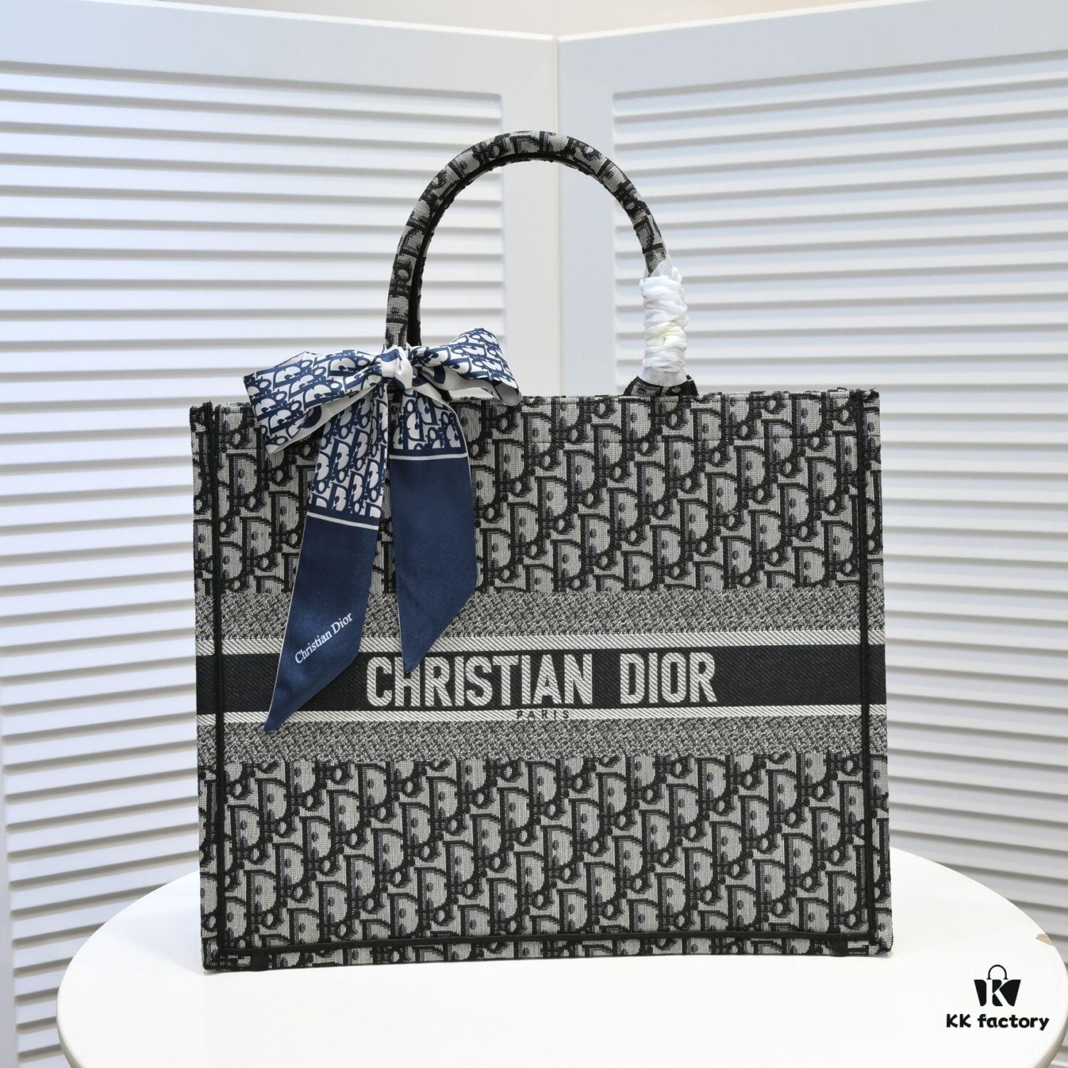 Large Size with Scarf 🔥 Embroidered Edge ➔ Dior New Arrival Shopping Tote! Counter Synchronized Update! Limited Edition Worn by Celebrities! Extremely Stylish! Premium Imported Fabric, High-End Quality! Indistinguishable from Counter Version! Extra-Large Capacity, Perfect for Outings!